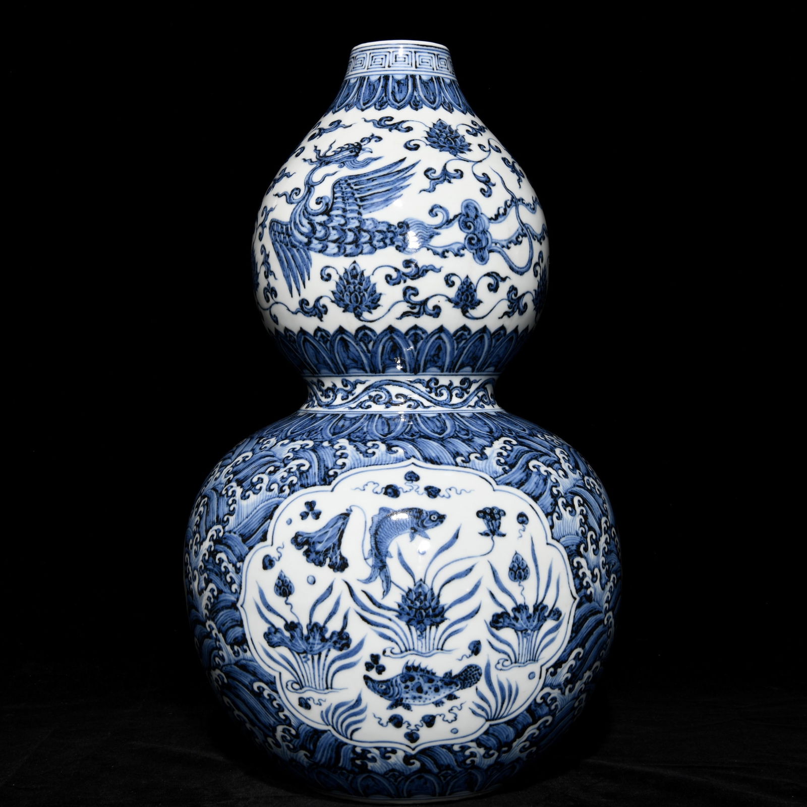 Chinese blue and white porcelain vase Ming dynasty Xuande Mark & Period: Size: Height 48.5 cm - Width 28 cm Materials: Porcelain Time Period: Ming dynasty Manufactured Date: Xuande Mark & Period Object: Chinese Antique ⛨ Purchase With Confidence ✔ Verifi