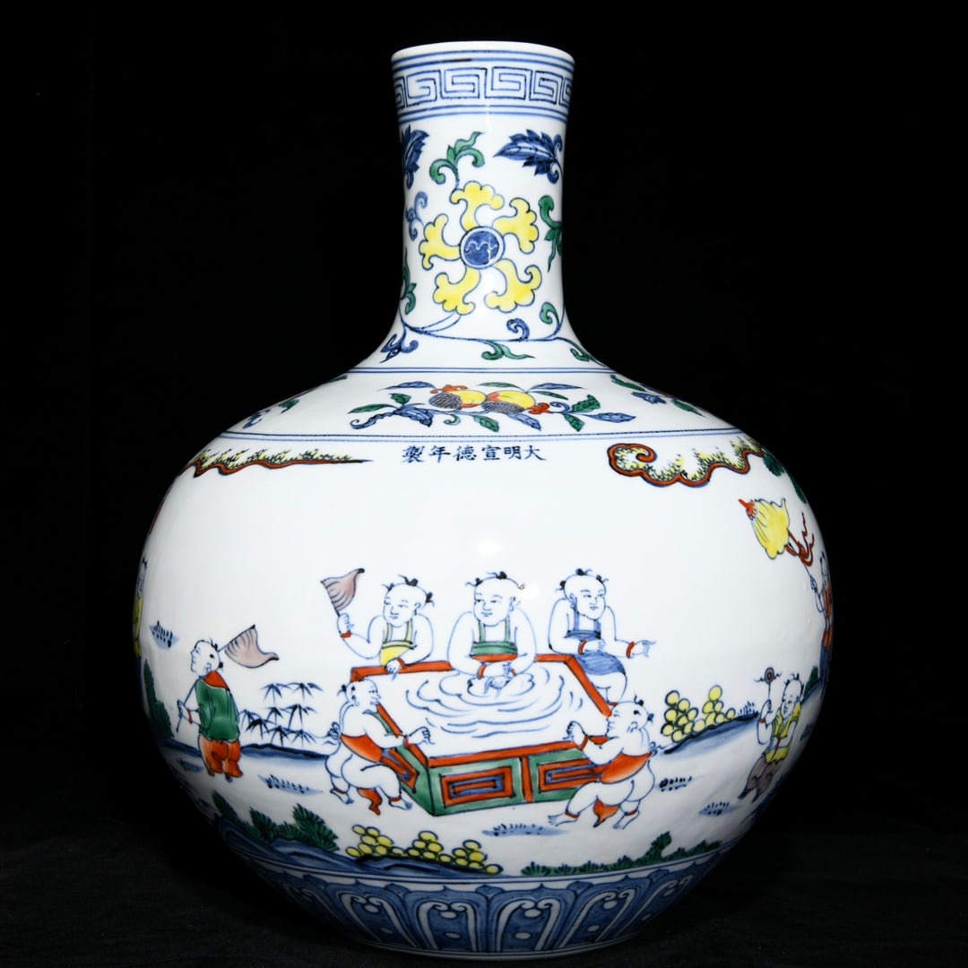 Chinese wucai porcelain vase Ming dynasty Xuande Mark & Period (1 of 9)