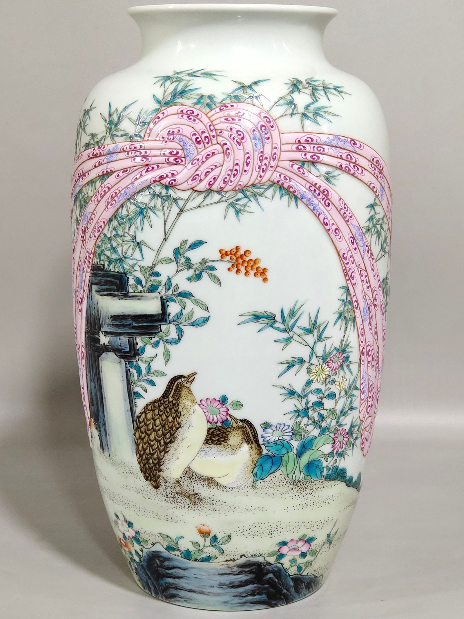 Chinese famille rose porcelain vase Qing dynasty Qianlong Mark & Period (1 of 8)