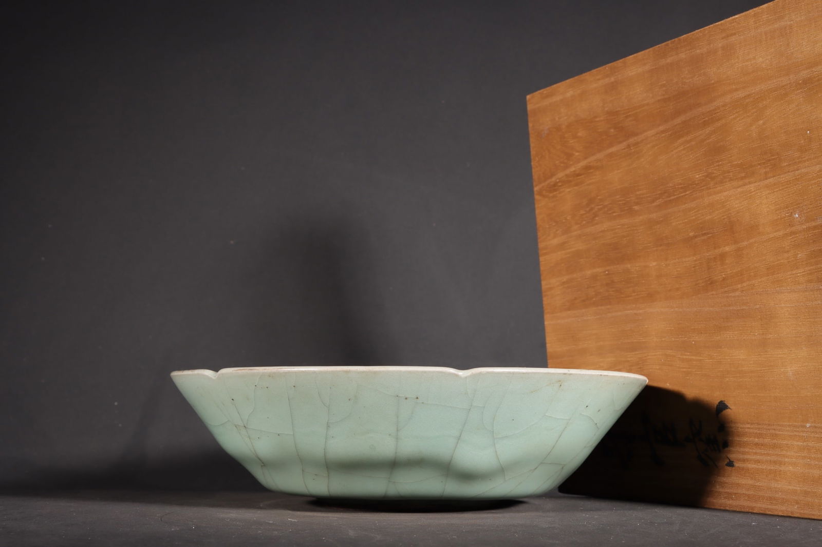 Chinese ru kiln porcelain washer Song dynasty: Size: Width 20 cm - Height 5.6 cm Materials: Porcelain Time Period: Song dynasty Manufactured Date: 10th-c Period Object: Chinese Antique ⛨ Purchase With Confidence ✔ Verified Aucti