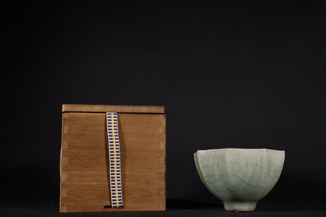 Chinese official kiln porcelain bowl Song dynasty (1 of 9)