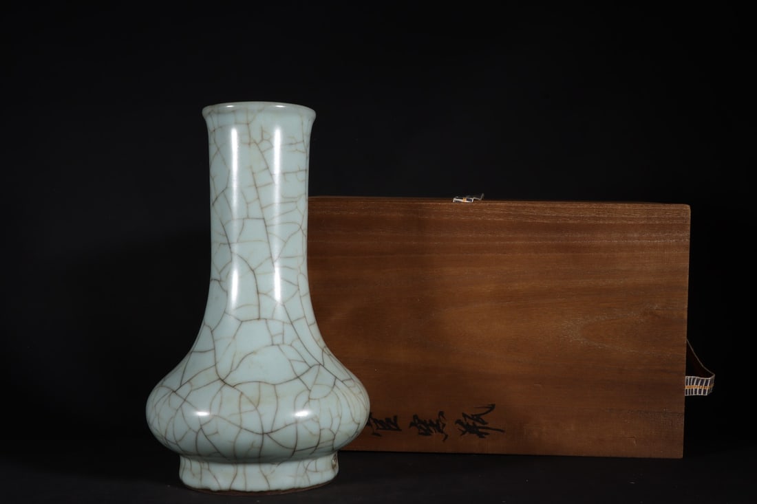Chinese ru kiln porcelain vase Song dynasty (1 of 9)