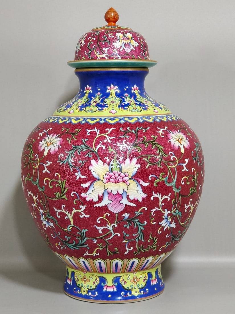 Chinese famille rose porcelain jar Qing dynasty Qianlong Mark & Period (1 of 8)