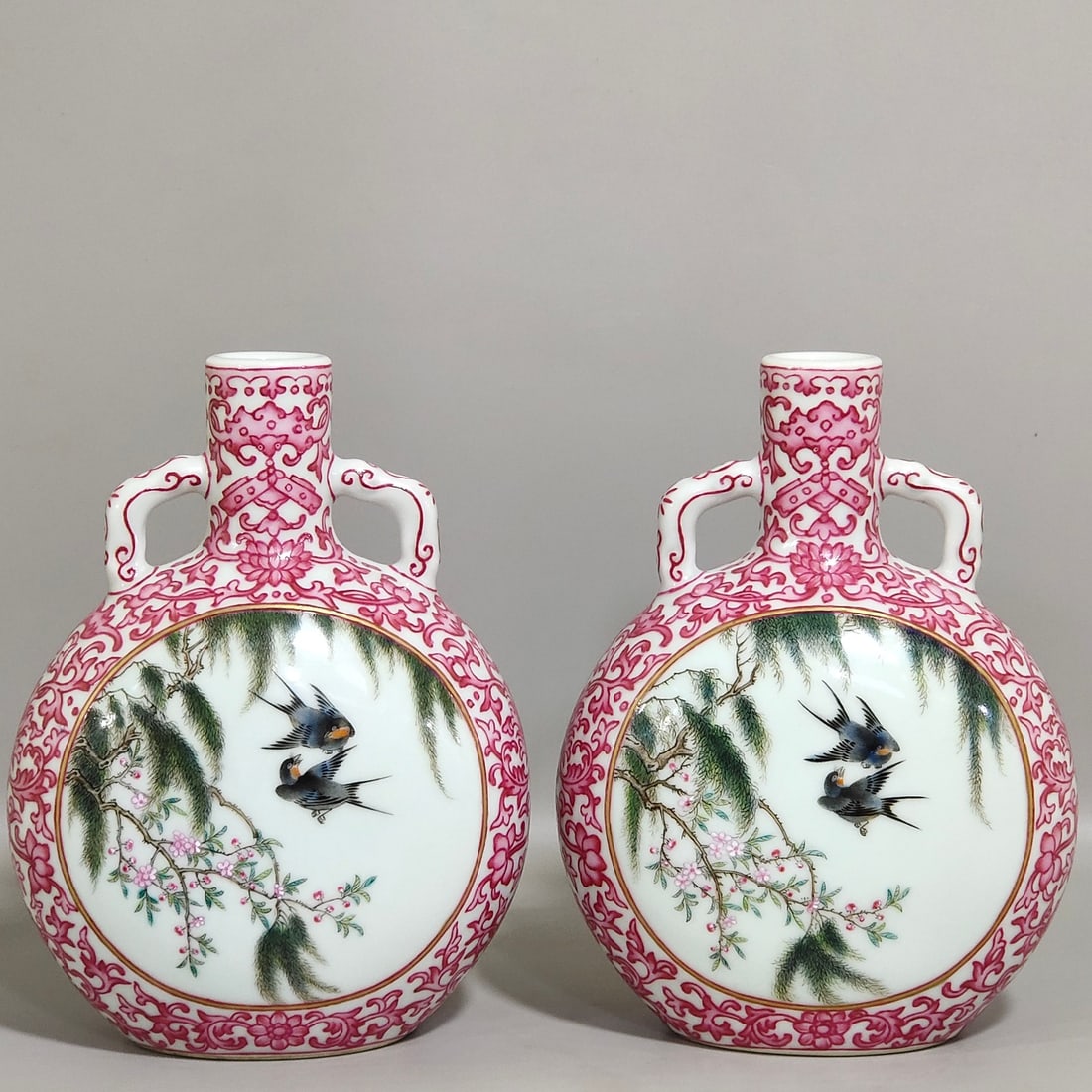 Chinese famille rose porcelain vase Qing dynasty Qianlong Mark & Period: Size: Height 17.3 cm - Width 13.5 cm Materials: Porcelain Time Period: Qing dynasty Manufactured Date: Qianlong Mark & Period Object: Chinese Antique ⛨ Purchase With Confidence ✔ Ve