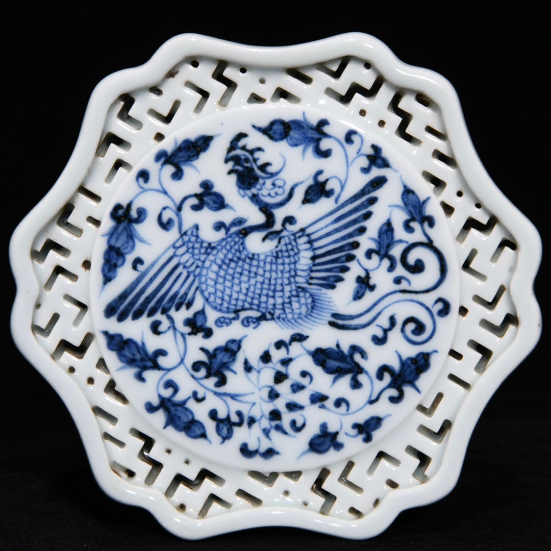 Chinese blue and white porcelain tray Yuan dynasty: Size: Width 12.8 cm - Height 2.2 cm Materials: Porcelain Time Period: Yuan dynasty Manufactured Date: 13th-c Period Object: Chinese Antique ⛨ Purchase With Confidence ✔ Verified Auc