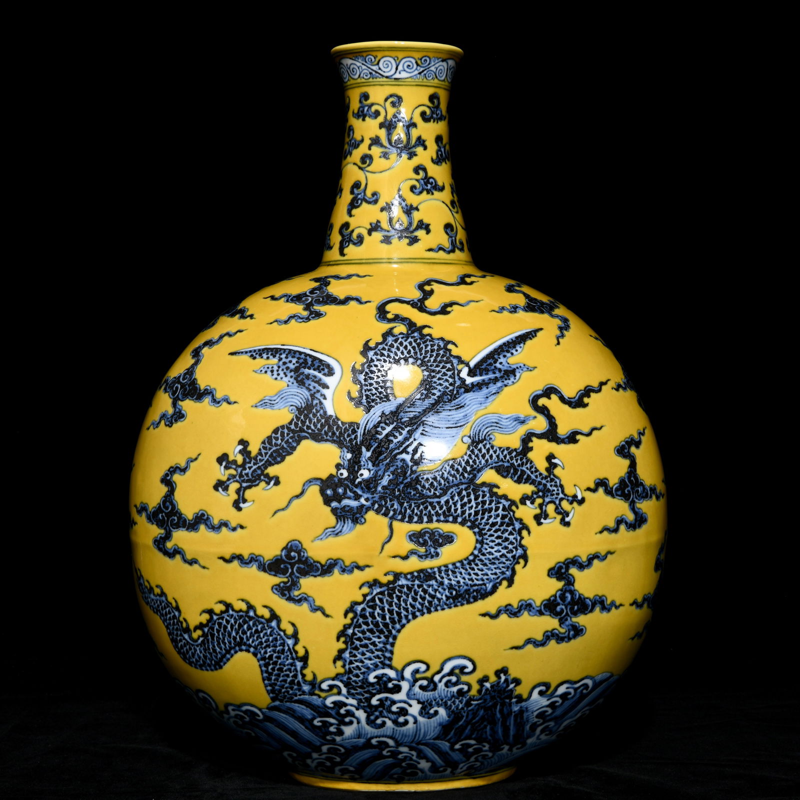 Chinese blue and yellow porcelain vase Ming dynasty Xuande Mark & Period (1 of 9)