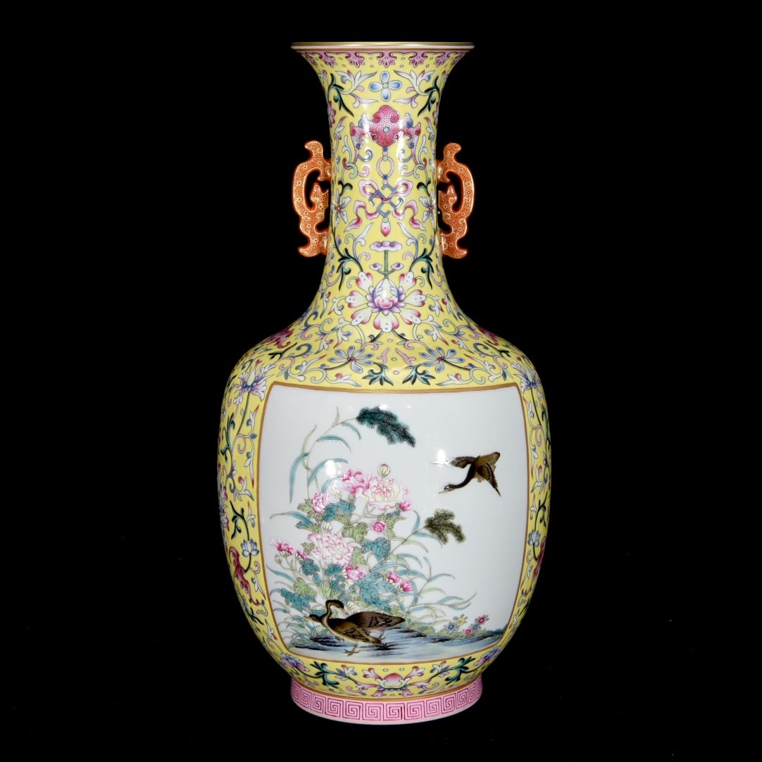 Chinese famille rose porcelain vase Qing dynasty Qianlong Mark & Period (1 of 9)