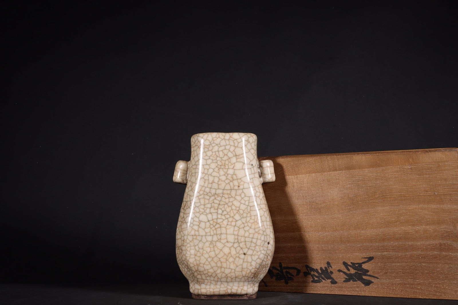 Chinese guan kiln porcelain vase Song dynasty (1 of 9)