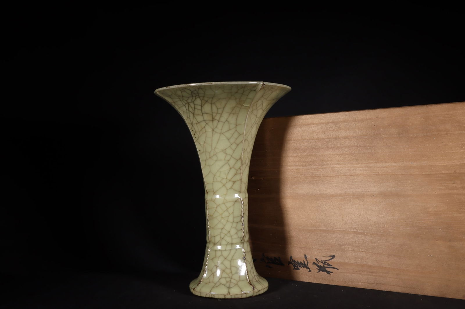 Chinese guan kiln porcelain vase Song dynasty (1 of 9)