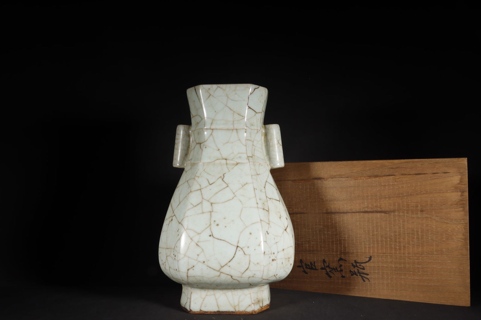 Chinese guan kiln porcelain vase Song dynasty (1 of 8)