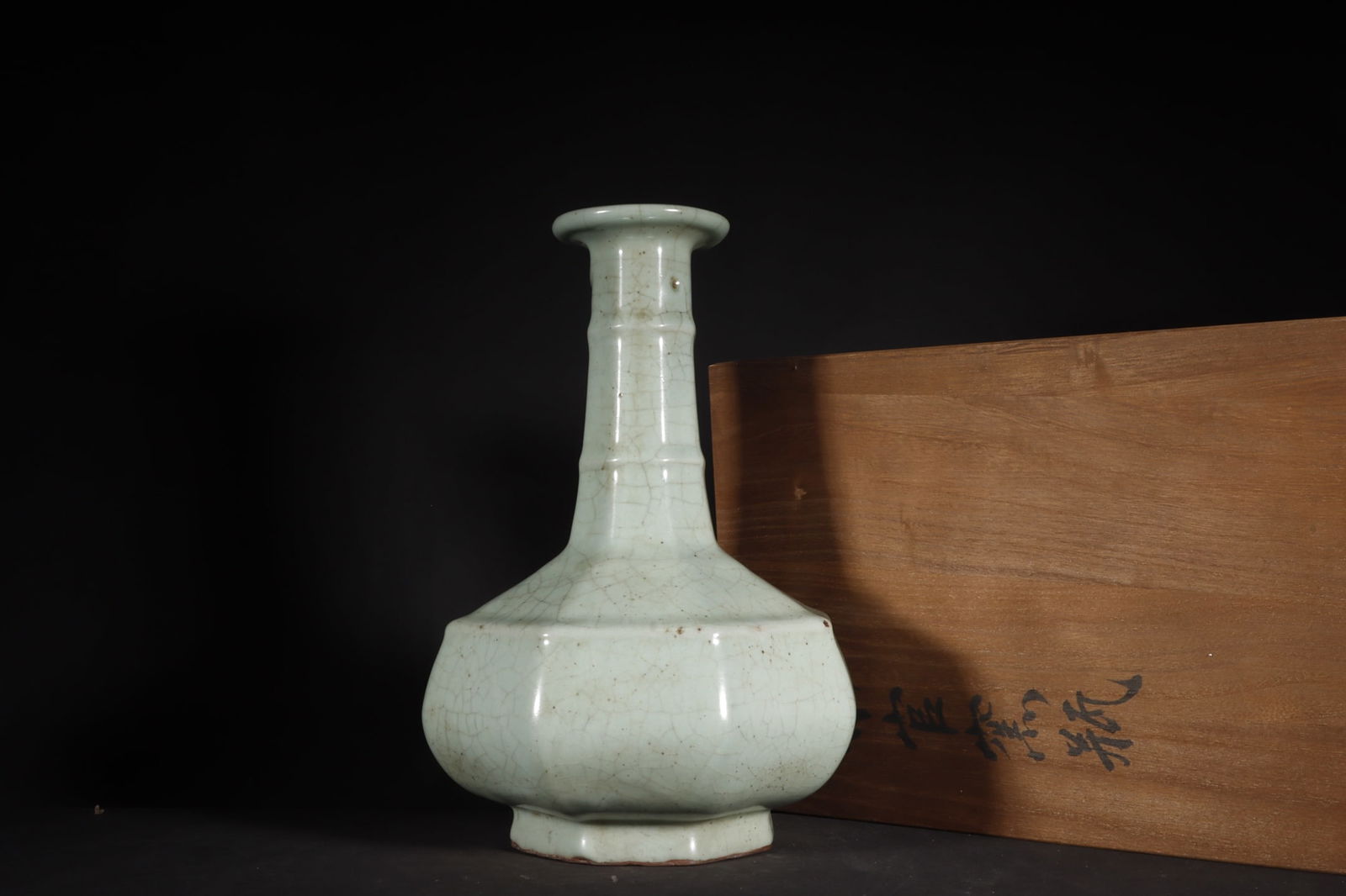 Chinese official kiln porcelain vase Song dynasty (1 of 9)