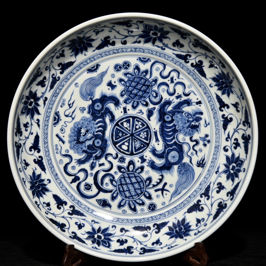 Chinese blue and white porcelain plate Yuan dynasty: Size: Width 33 cm - Height 6.5 cm Materials: Porcelain Time Period: Yuan dynasty Manufactured Date: 13th-c Period Object: Chinese Antique ⛨ Purchase With Confidence ✔ Verified Aucti