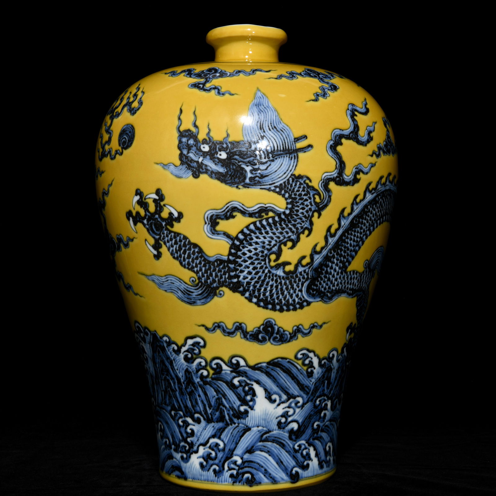 Chinese blue and yellow porcelain vase Ming dynasty Xuande Mark & Period (1 of 9)