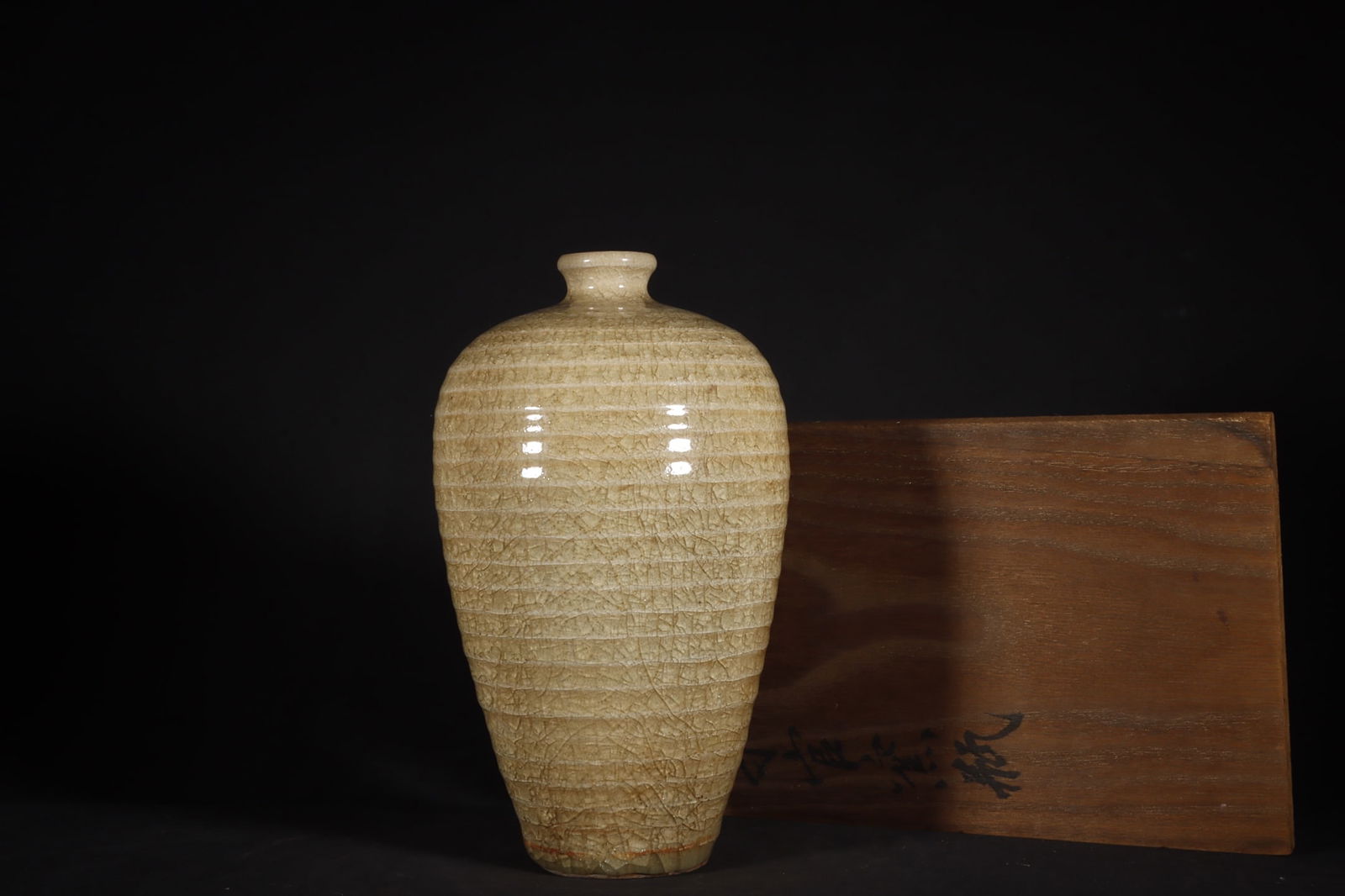 Chinese guan kiln porcelain vase Song dynasty (1 of 9)