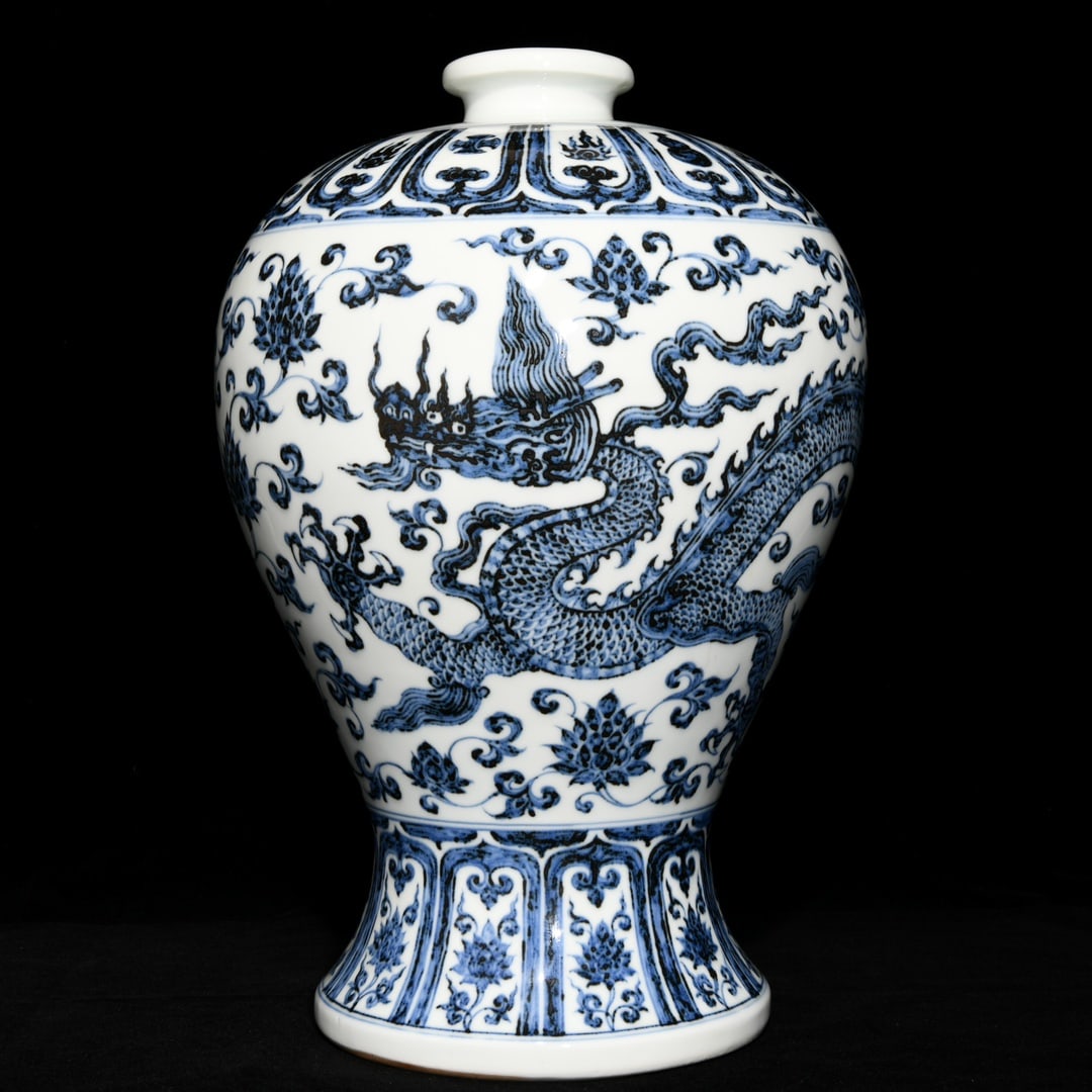 Chinese blue and white porcelain vase Ming dynasty Xuande Mark & Period: Size: Height 40.5 cm - Width 28 cm Materials: Porcelain Time Period: Ming dynasty Manufactured Date: Xuande Mark & Period Object: Chinese Antique ⛨ Purchase With Confidence ✔ Verifi