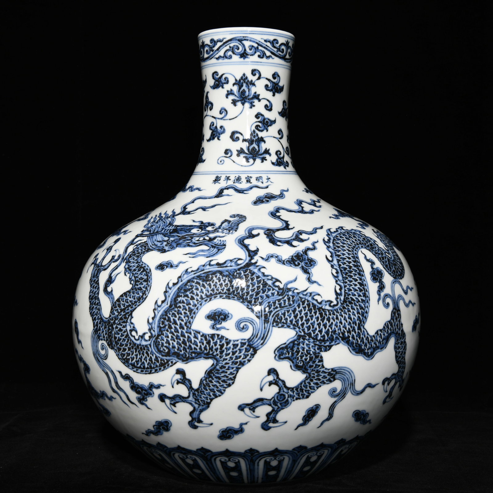 Chinese blue and white porcelain vase Ming dynasty Xuande Mark & Period: Size: Height 43.5 cm - Width 34 cm Materials: Porcelain Time Period: Ming dynasty Manufactured Date: Xuande Mark & Period Object: Chinese Antique ⛨ Purchase With Confidence ✔ Verifi
