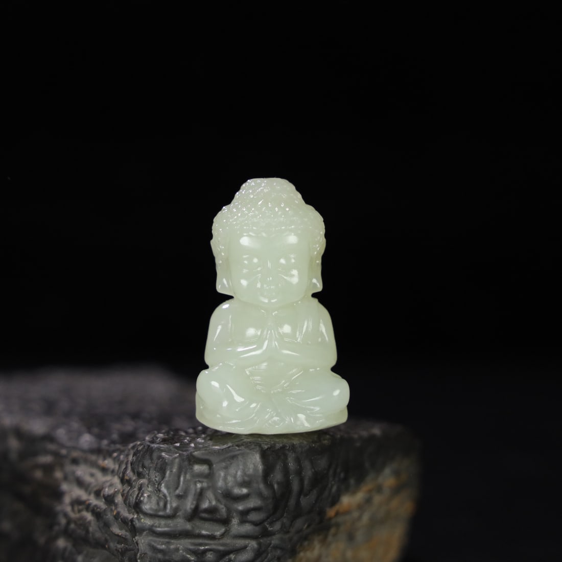 Chinese natural jade carved ornaments Qing dynasty: Size: Heigh 4.3 cm - Width 2.6 cm Materials: Natural Jade Time Period: Qing dynasty Manufactured Date: Qianlong Period Object: Chinese Antique ⛨ Purchase With Confidence ✔ Verified