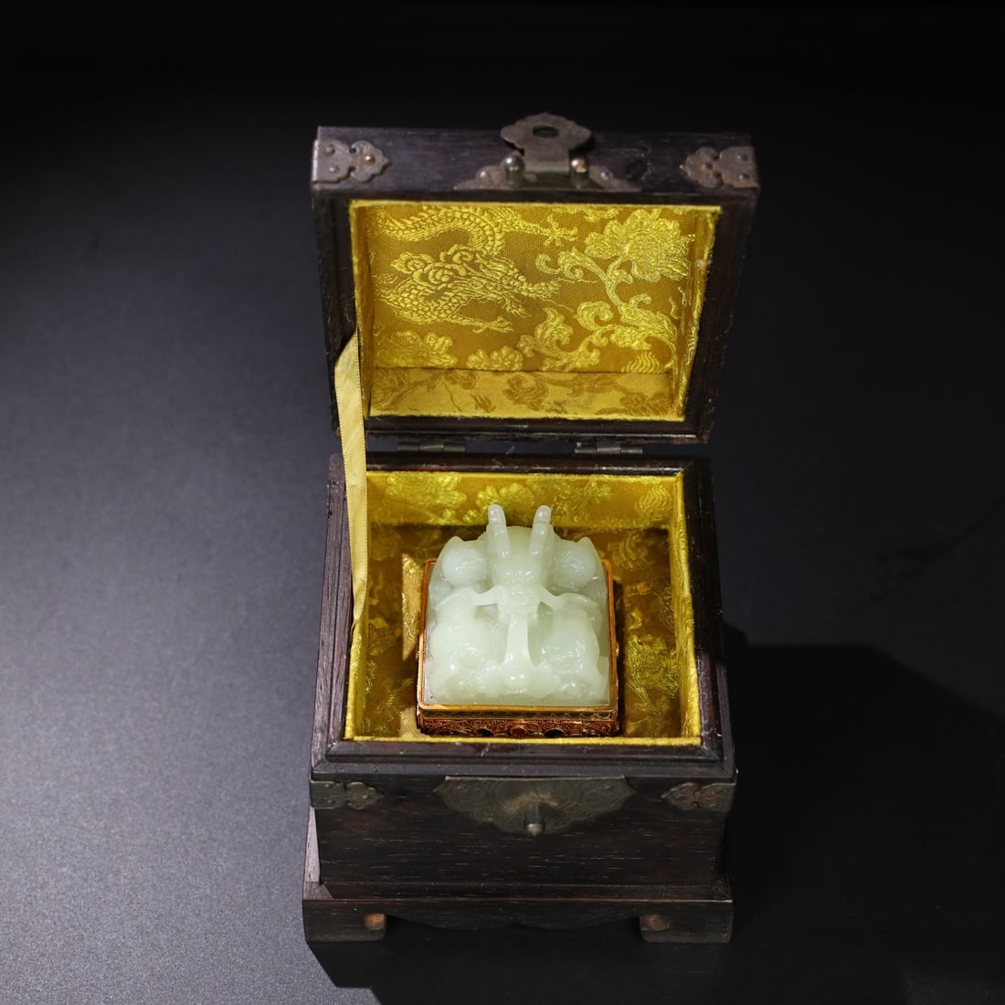 Chinese natural jade carved ornaments Qing dynasty (1 of 9)