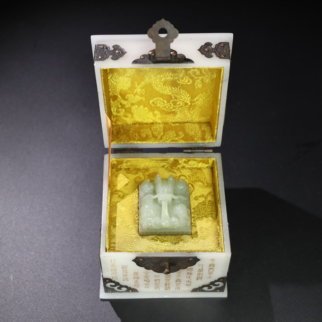 Chinese natural jade carved ornaments Qing dynasty (1 of 9)