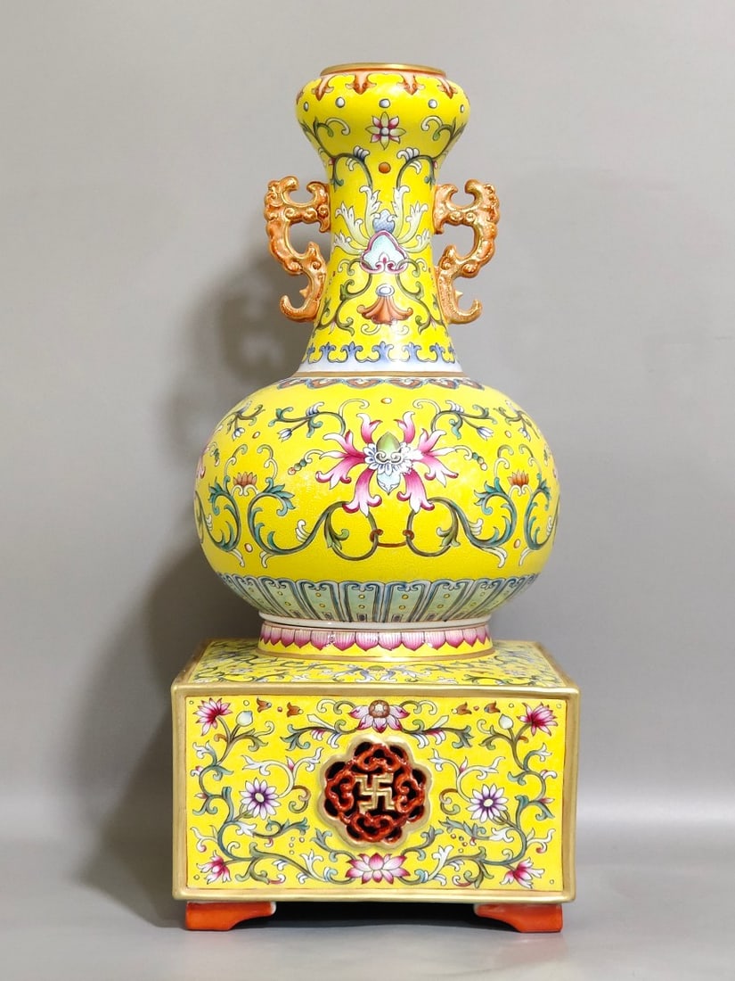 Chinese famille rose porcelain vase Qing dynasty Qianlong Mark & Period: Size: Height 35 cm - Width 15.5 cm Materials: Porcelain Time Period: Qing dynasty Manufactured Date: Qianlong Mark & Period Object: Chinese Antique ⛨ Purchase With Confidence ✔ Veri