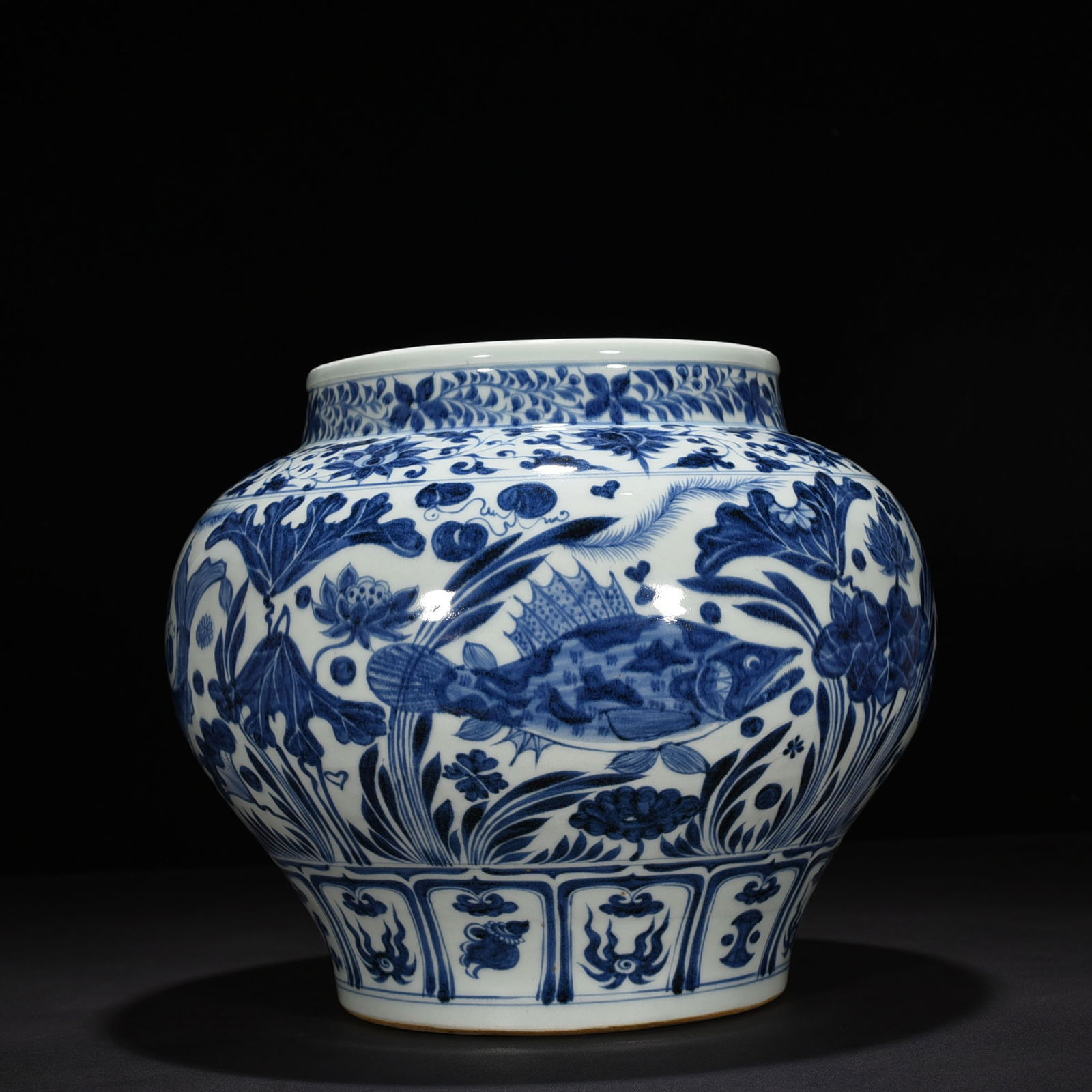 Chinese blue and white porcelain jar Yuan dynasty: Size: Height 29 cm - Width 32 cm Materials: Porcelain Time Period: Yuan dynasty Manufactured Date: 13th-c Period Object: Chinese Antique ⛨ Purchase With Confidence ✔ Verified Auctio