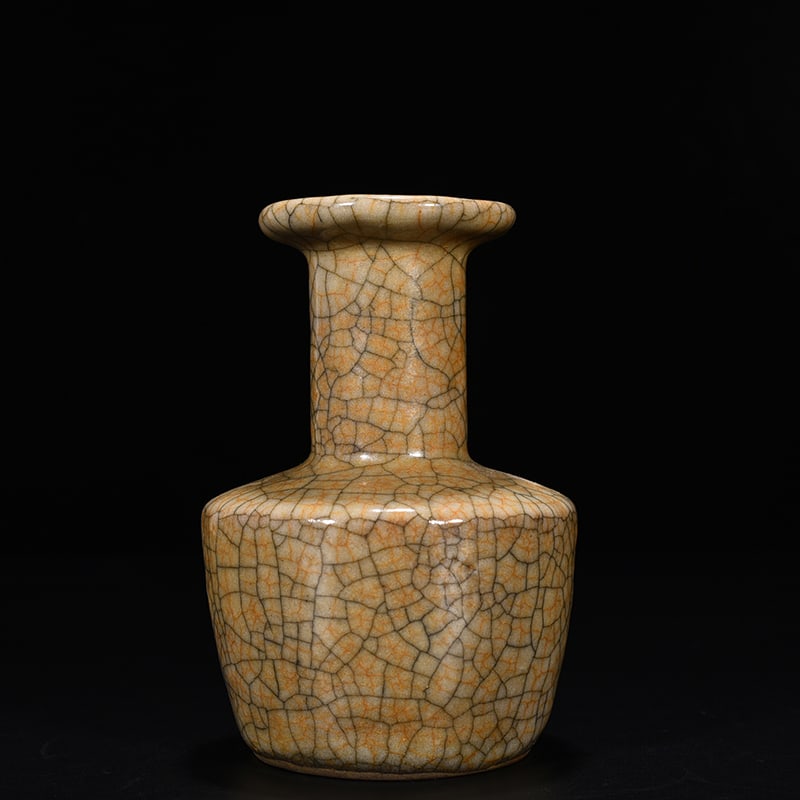 Song Dynasty Ge kiln plate mouth bottle: Size: Height 15 cm - Width 10.5 cm Materials: Porcelain Time Period: Song dynasty Manufactured Date: 10th-c Object: Chinese Antique ⛨ Purchase With Confidence ✔ Verified Auction Hou