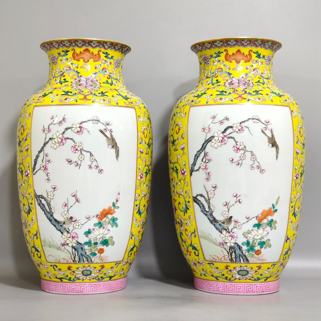 Chinese famille rose porcelain vase pair Qing dynasty Qianlong Mark & Period: Size: Height 30 cm - Width 16.5 cm Materials: Porcelain Time Period: Qing dynasty Manufactured Date: Qianlong Mark & Period Object: Chinese Antique ⛨ Purchase With Confidence ✔ Veri