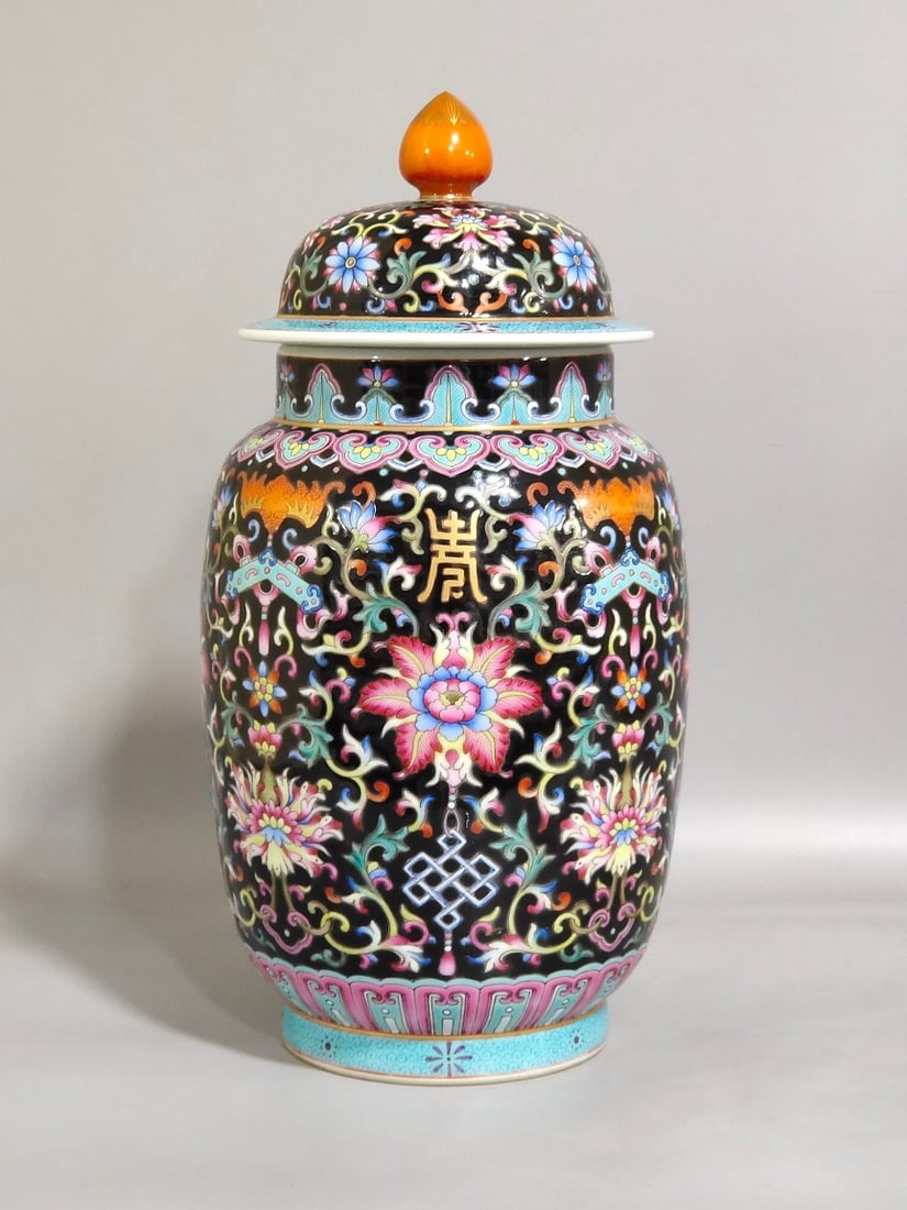 Chinese famille rose porcelain vase Qing dynasty Qianlong Mark & Period (1 of 9)