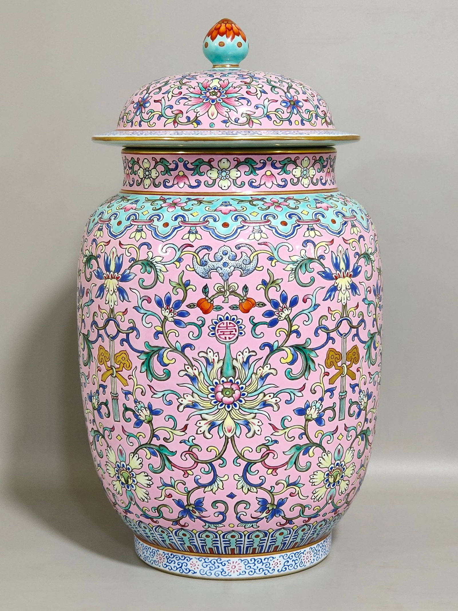 Qing Dynasty Jiaqing Fendi blessing and longevity jar with lid (1 of 8)