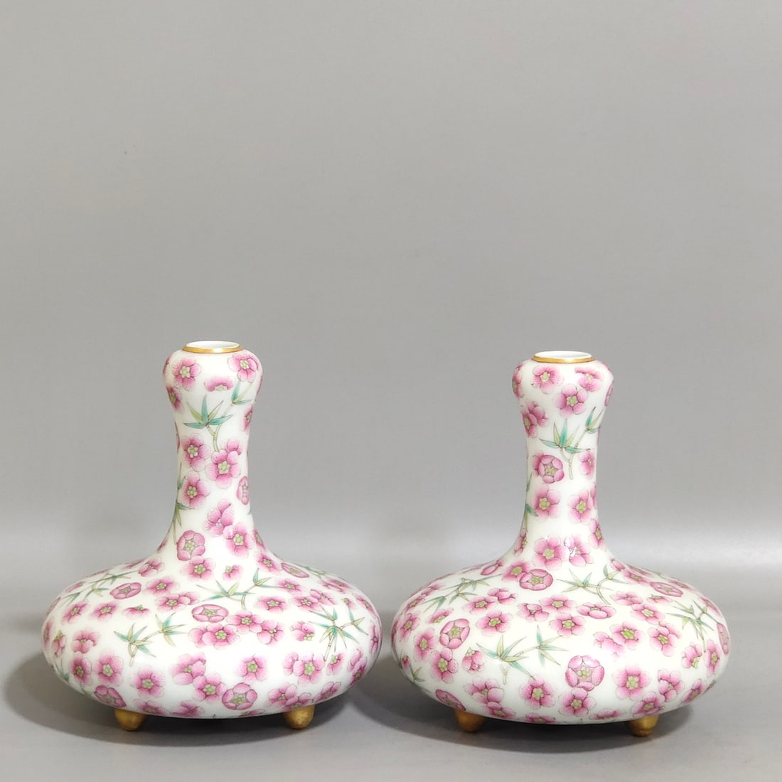 Qing Dynasty Daoguang three-legged ice plum flat belly garlic vase: Size: Height 11 cm - Width 9.5 cm Materials: Porcelain Time Period: Qing dynasty Manufactured Date: Daoguang Mark & Period Object: Chinese Antique ⛨ Purchase With Confidence ✔ Verif