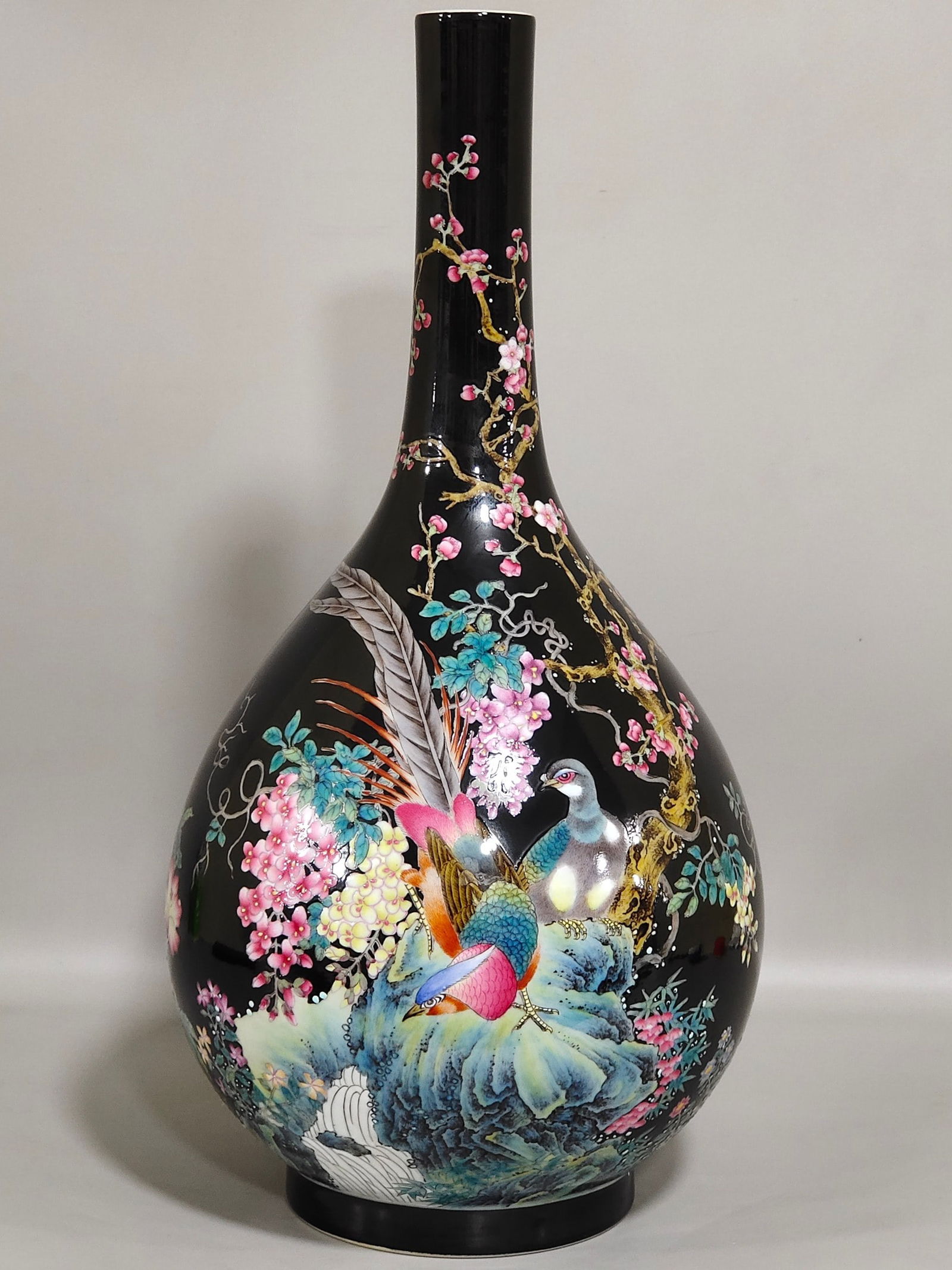 Qing Dynasty Yongzheng black gold glaze long-necked vase: Size: Height 33.5 cm - Width 16.5 cm Materials: Porcelain Time Period: Qing dynasty Manufactured Date: Yongzheng Mark & Period Object: Chinese Antique ⛨ Purchase With Confidence ✔ V