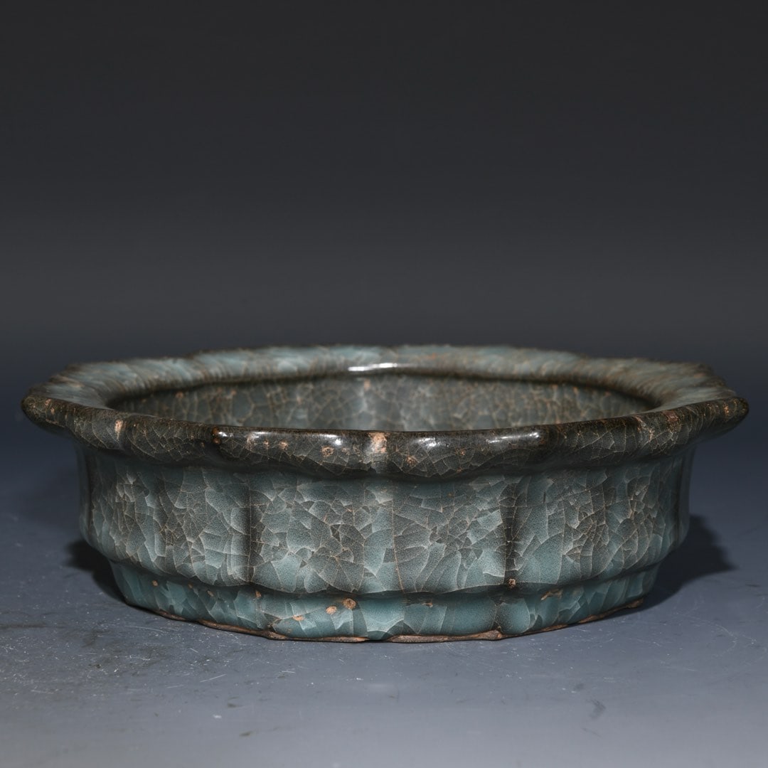 Song Dynasty official porcelain with ice cracks folded and washed: Size: Width 17 cm - Height 4.7 cm Materials: Porcelain Time Period: Song dynasty Manufactured Date: 10th-c Period Object: Chinese Antique ⛨ Purchase With Confidence ✔ Verified Aucti
