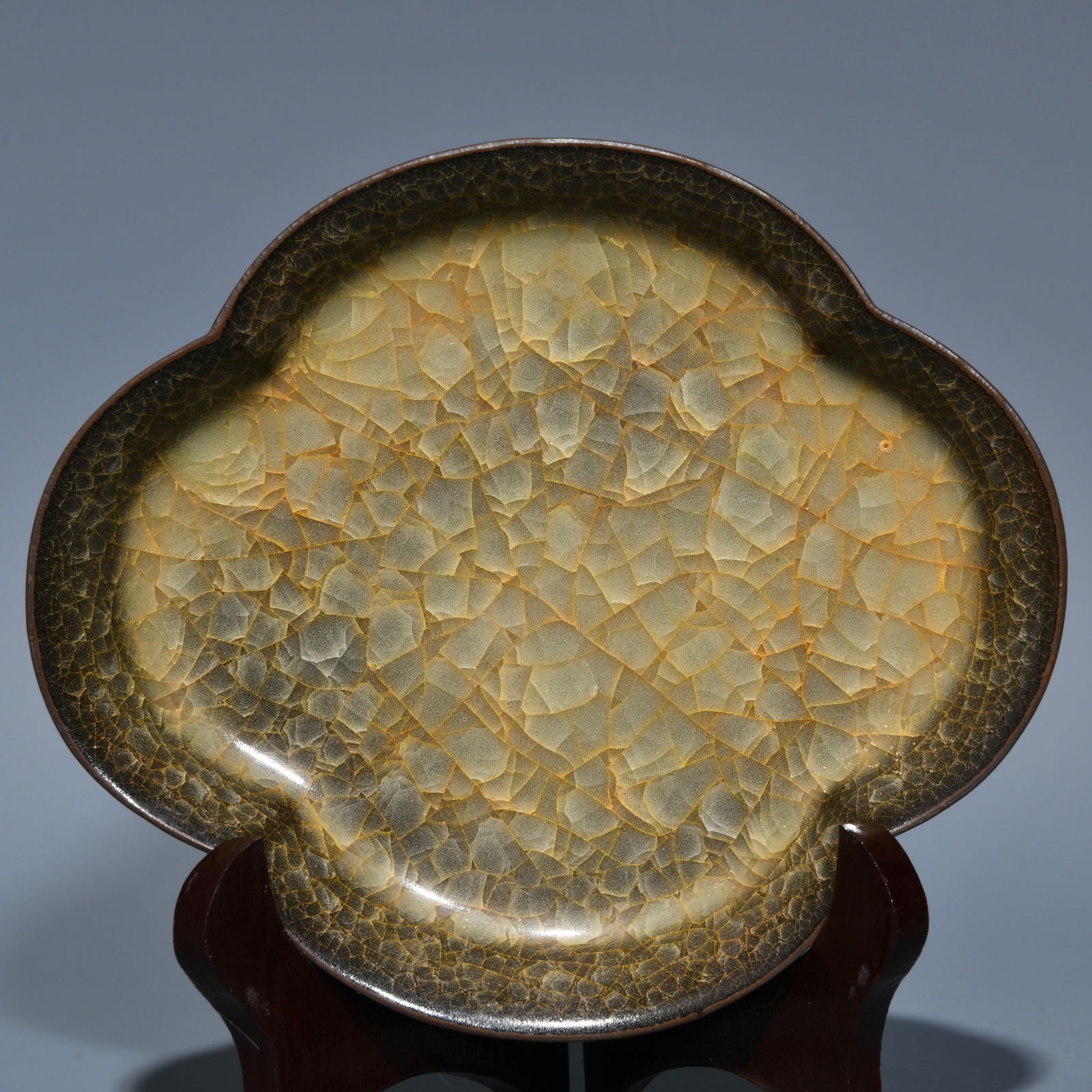 Song Dynasty official porcelain ice cracked crabapple washer: Size: Width 15 cm - Height 2.8 cm Materials: Porcelain Time Period: Song dynasty Manufactured Date: 10th-c Period Object: Chinese Antique ⛨ Purchase With Confidence ✔ Verified Aucti