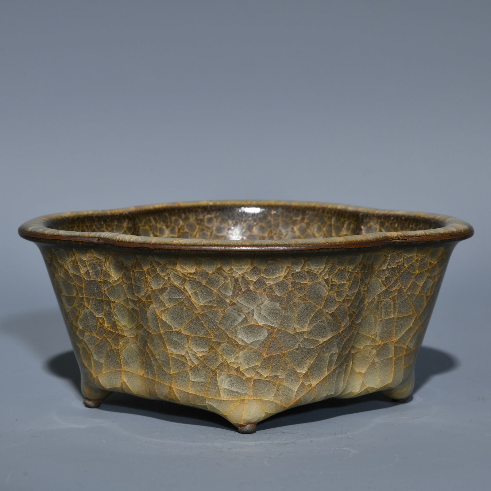 Song Dynasty official porcelain ice crack furnace: Size: Width 14.5 cm - Height 6 cm Materials: Porcelain Time Period: Song dynasty Manufactured Date: 10th-c Period Object: Chinese Antique ⛨ Purchase With Confidence ✔ Verified Aucti