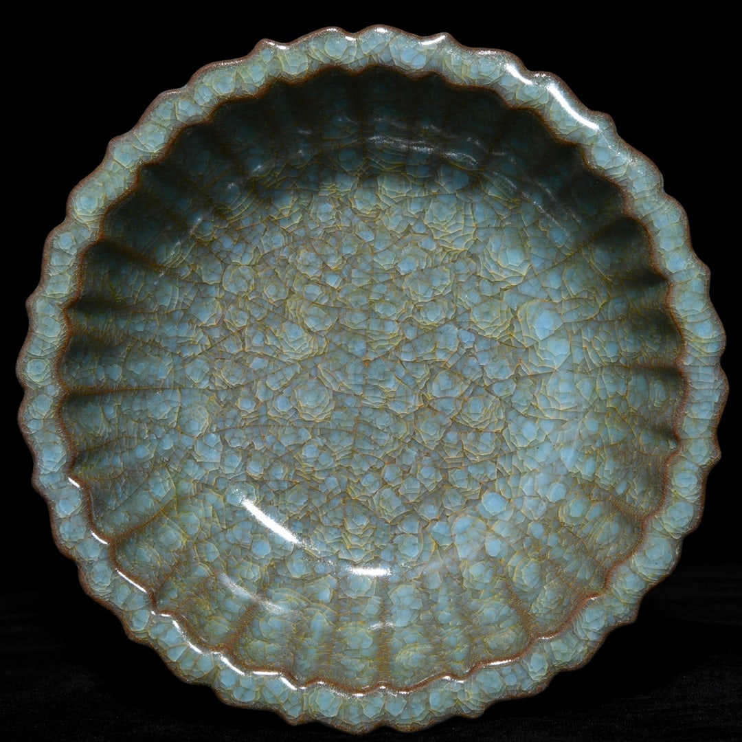 Song Dynasty official porcelain ice crackle flower mouth washer: Size: Width 19.5 cm - Height 5.5 cm Materials: Porcelain Time Period: Song dynasty Manufactured Date: 10th-c Period Object: Chinese Antique ⛨ Purchase With Confidence ✔ Verified Auc