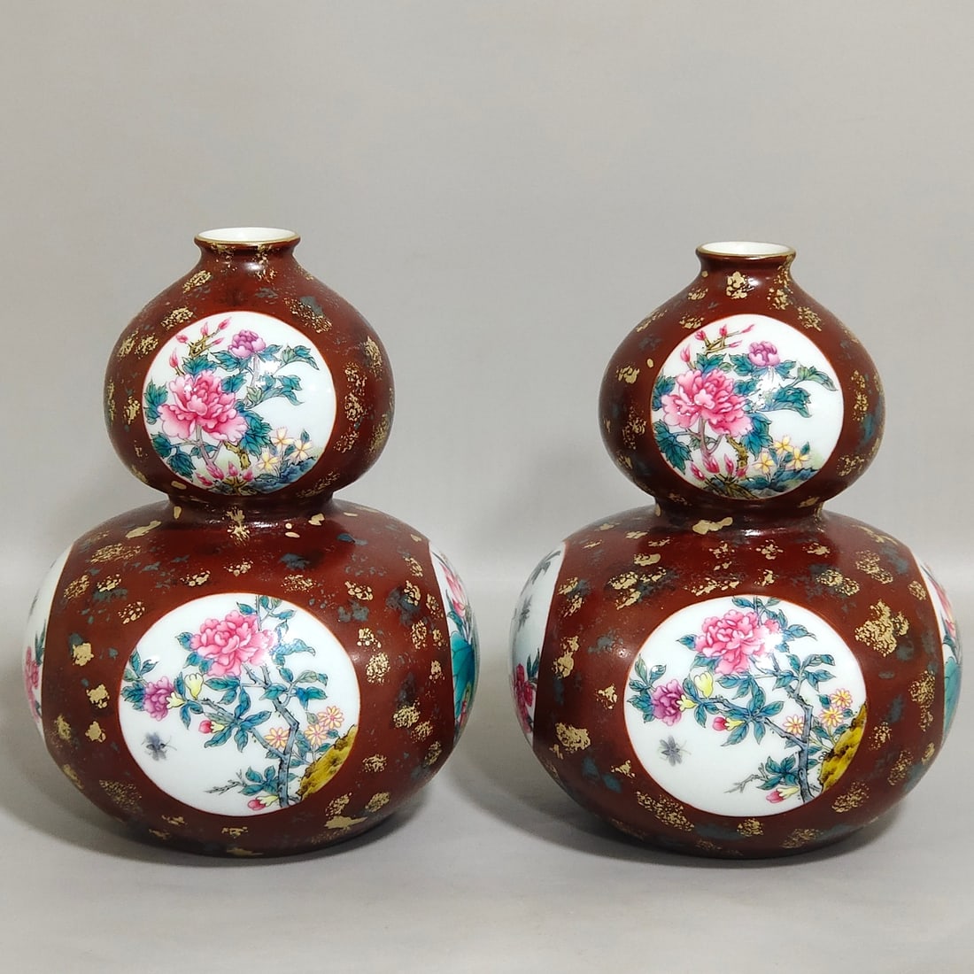 Qing Dynasty Yongzheng bronze color window flower gourd vase: Size: Height 13 cm - Width 9.7 cm Materials: Porcelain Time Period: Qing dynasty Manufactured Date: Yongzheng Mark & Period Object: Chinese Antique ⛨ Purchase With Confidence ✔ Veri