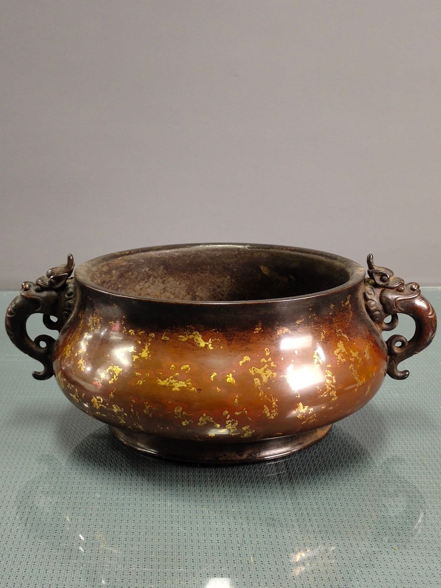 Chinese gilt bronze incense burner Ming dynasty Xuande Mark & Period: Size: Width 25.5 cm - Height 9.5 cm Materials: Gilt Bronze Time Period: Ming dynasty Manufactured Date: Xuande Mark & Period Object: Chinese Antique ⛨ Purchase With Confidence ✔ Ver