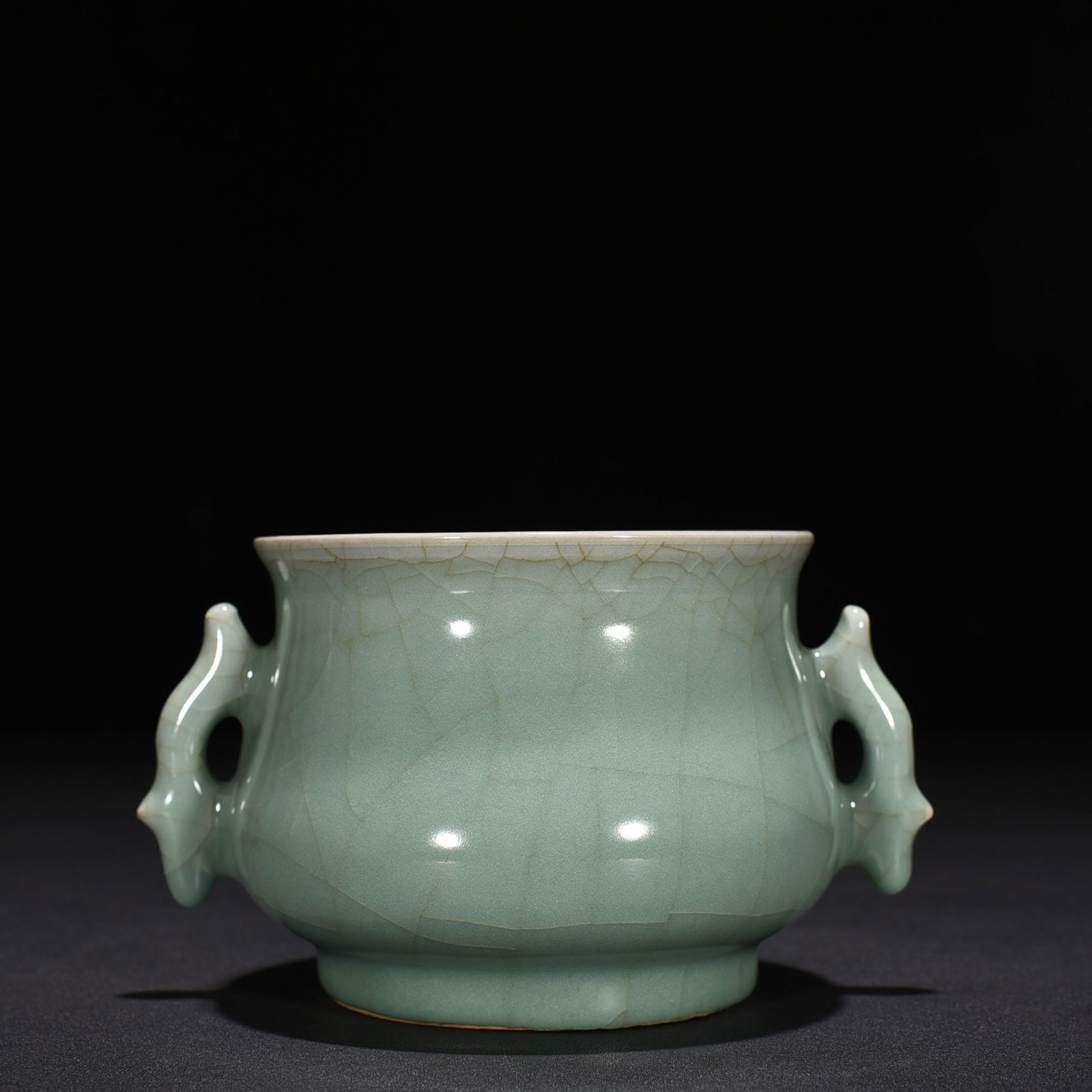 Song Dynasty Longquan kiln pink celadon glaze earthworm stove: Size: Width 12 cm - Height 9 cm Materials: Porcelain Time Period: Song dynasty Manufactured Date: 10th-c Period Object: Chinese Antique ⛨ Purchase With Confidence ✔ Verified Auction