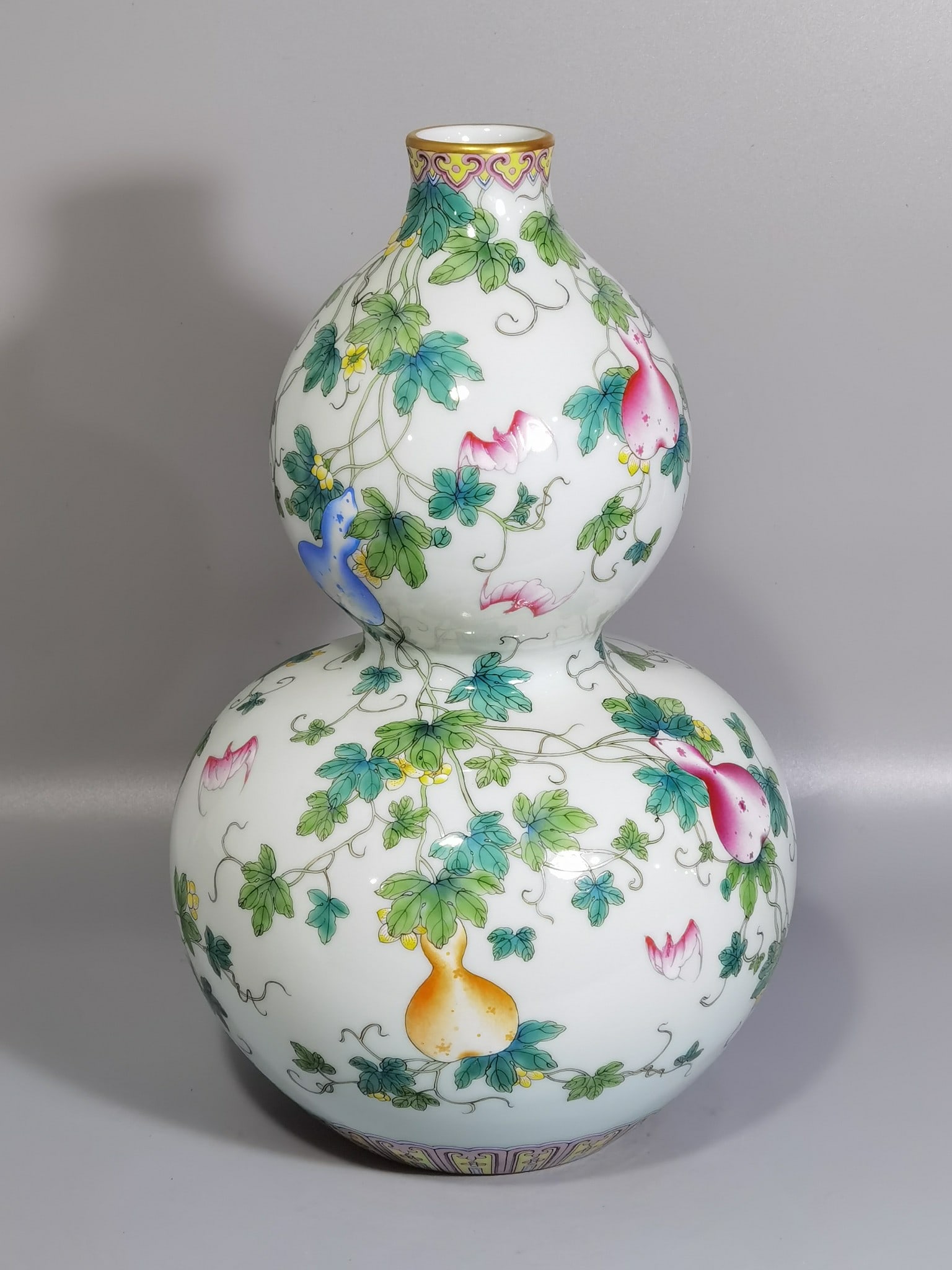 Qing Dynasty Yongzheng period famille rose gourd Bandai gourd bottle (1 of 9)