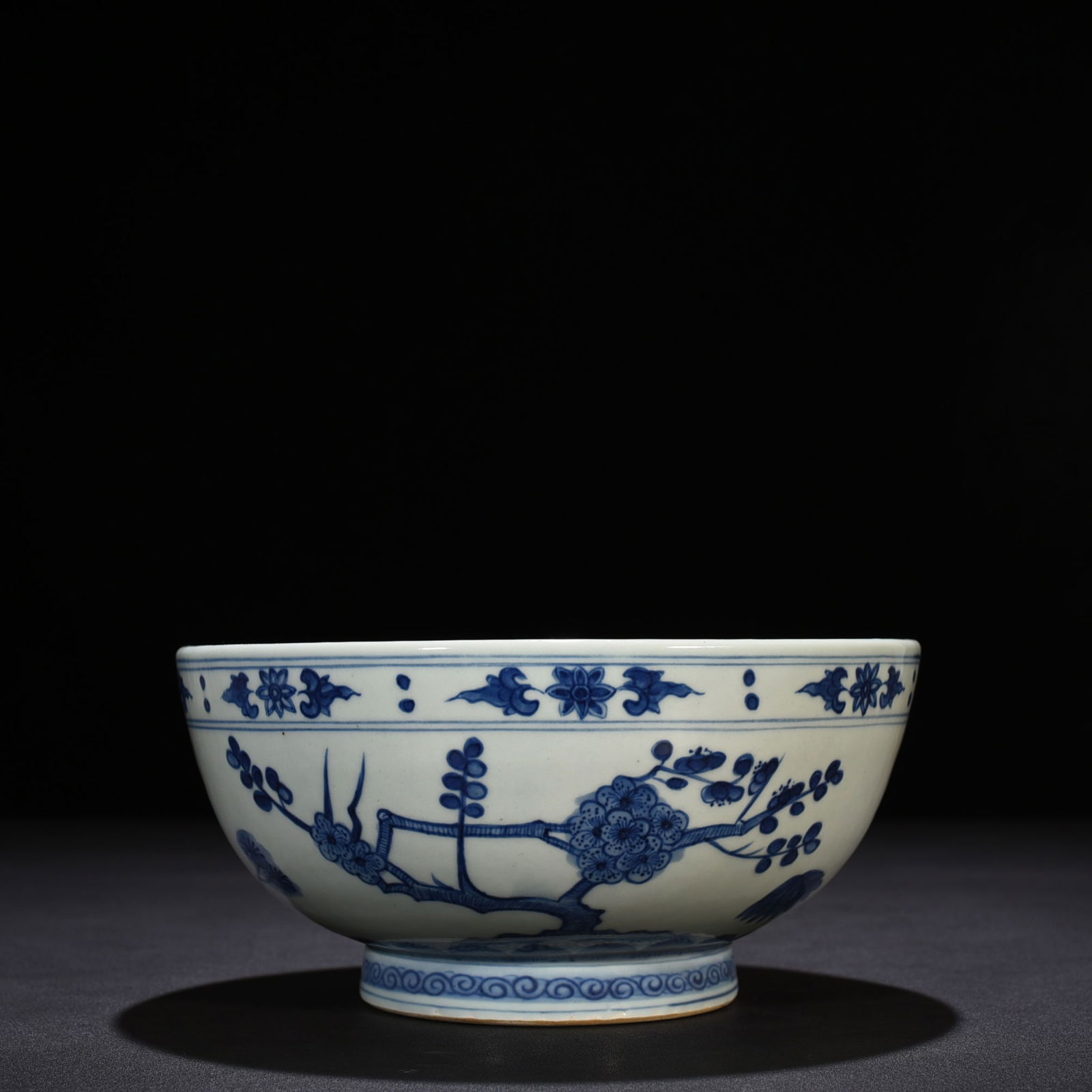 Ming Dynasty Wanli blue and white dragon porcelain bowl: Size: Width 22 cm - Height 10 cm Materials: Porcelain Time Period: Ming dynasty Manufactured Date: Wanli Mark & Period Object: Chinese Antique ⛨ Purchase With Confidence ✔ Verified
