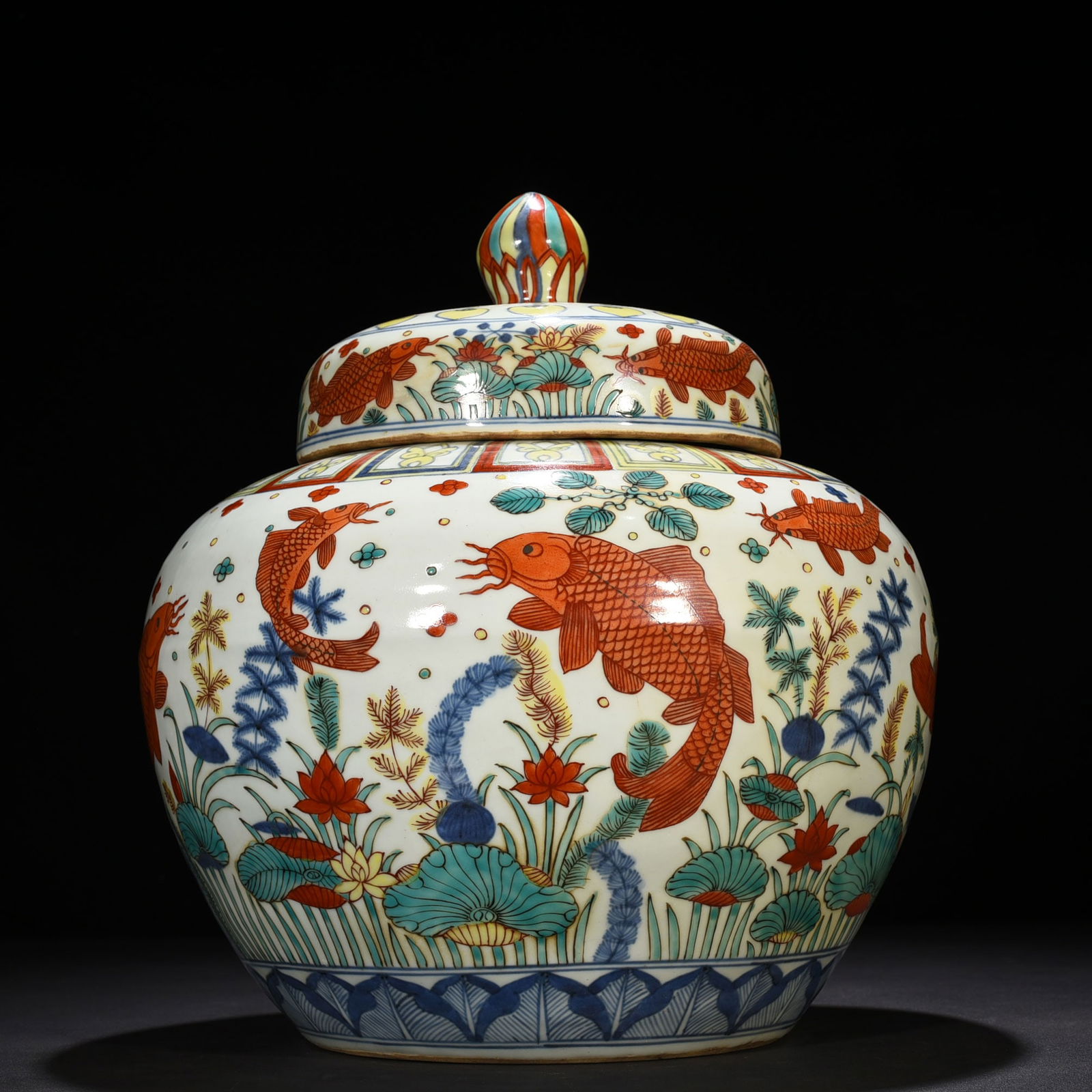 Ming Dynasty Jiajing blue and white colorful fish and algae porcelain lid jar (1 of 9)