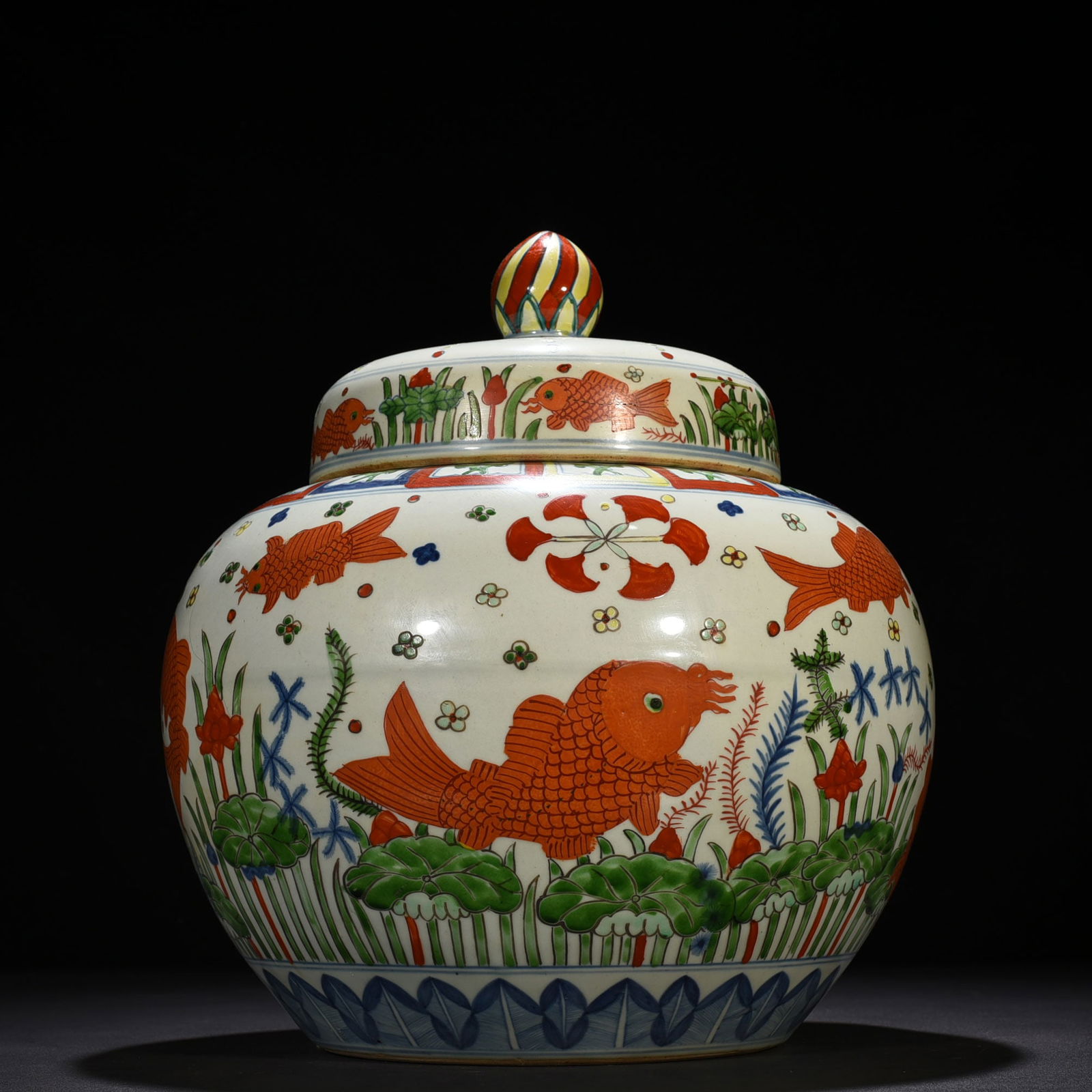 Ming Dynasty Jiajing blue and white colorful fish and algae porcelain lid jar (1 of 9)