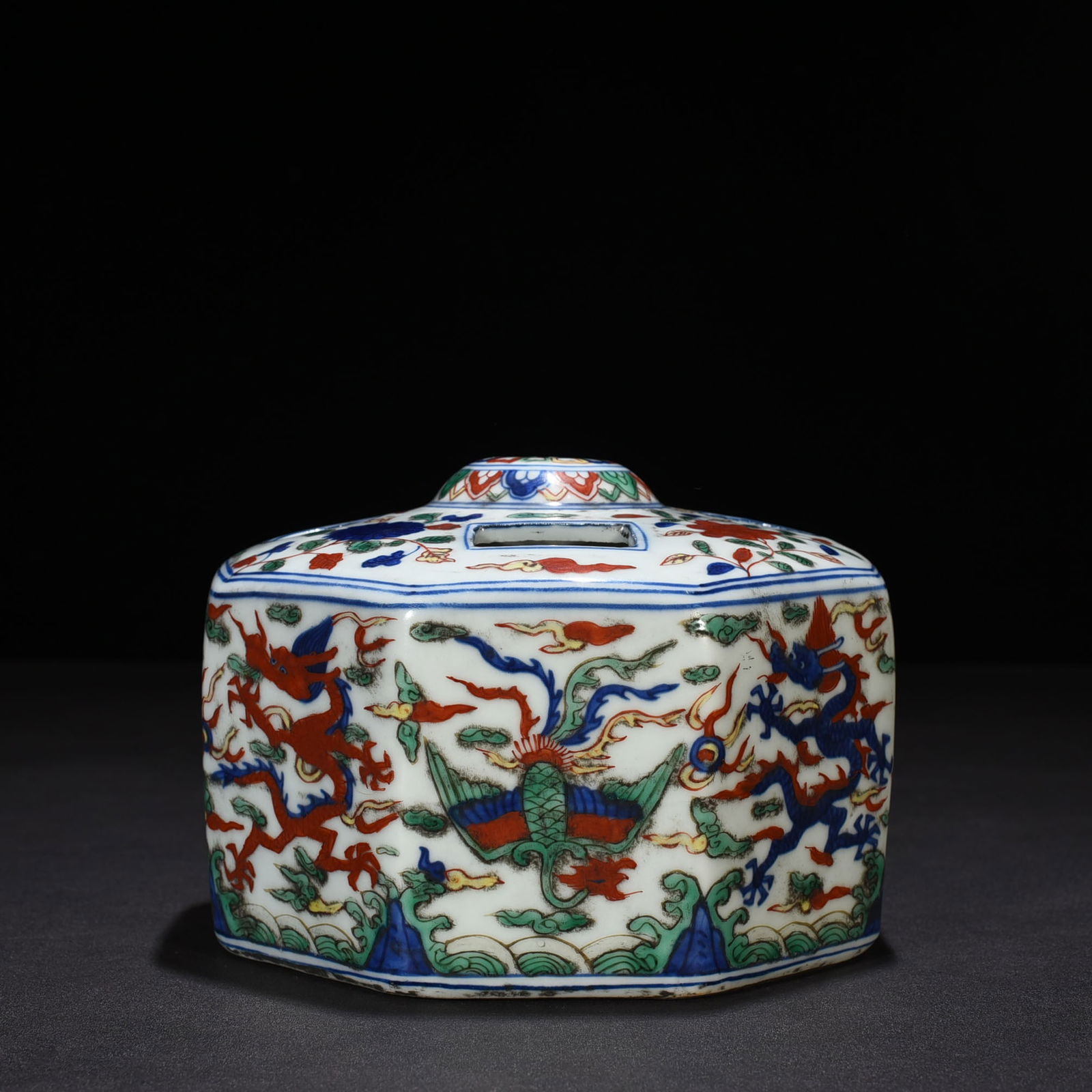 Ming Dynasty Jiajing blue and white multicolored dragon octagonal flower pen holder: Size: Width 16 cm - Height 13 cm Materials: Porcelain Time Period: Ming dynasty Manufactured Date: Jiajing Mark & Period Object: Chinese Antique ⛨ Purchase With Confidence ✔ Verifie