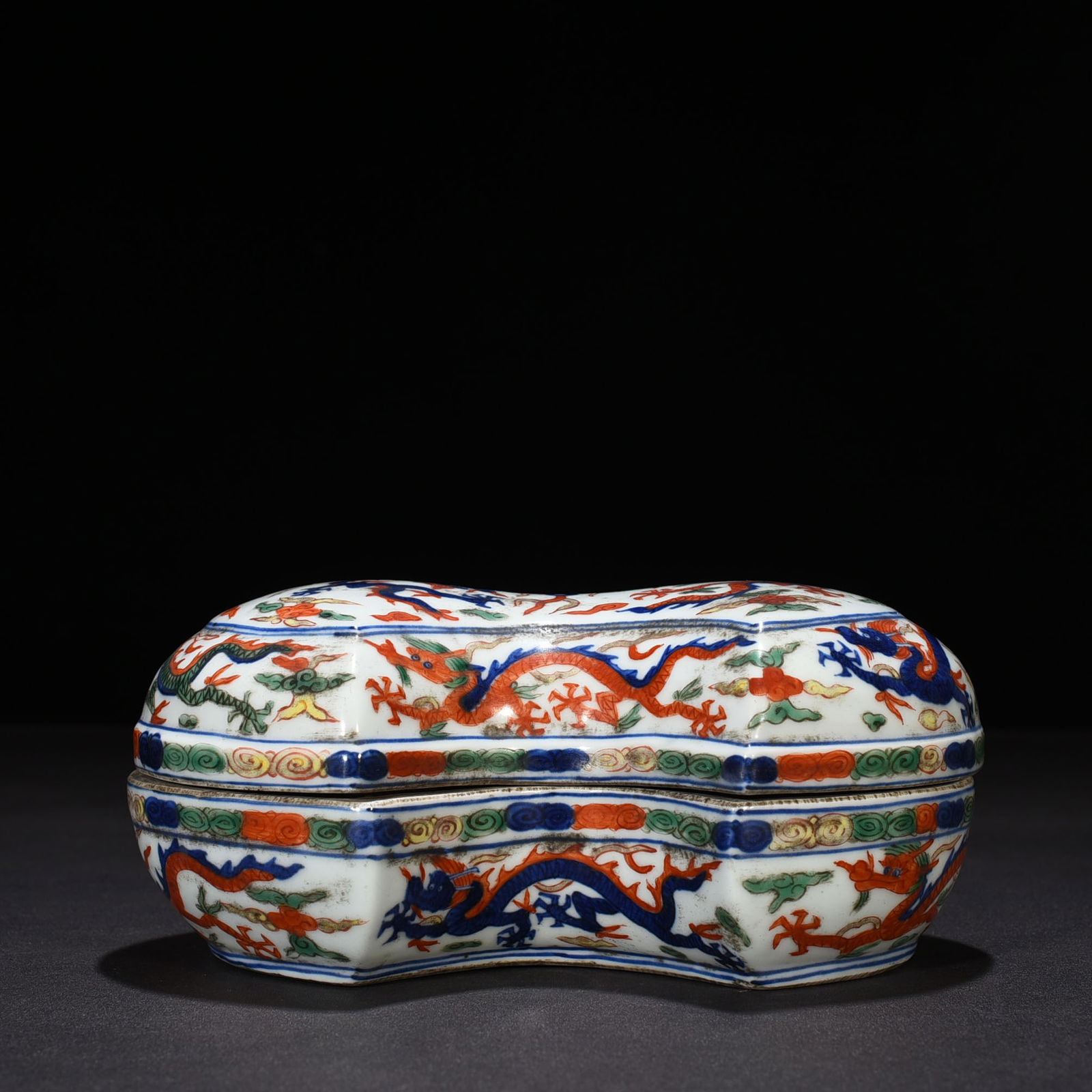 Ming Jiajing blue and white wucai multicolored dragon porcelain treasure box (1 of 8)