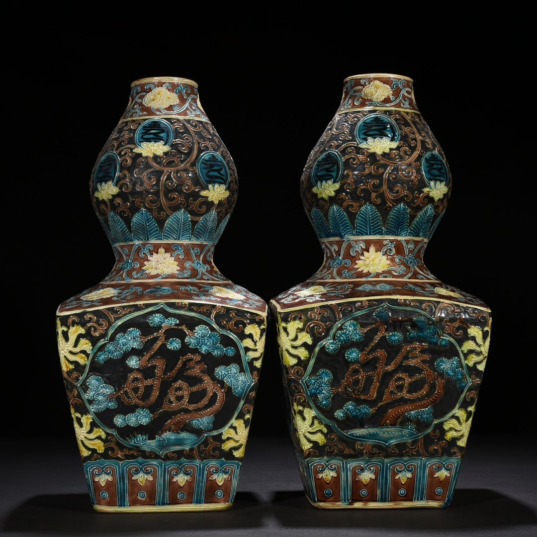 Ming Dynasty Jiajing black ground enamel Huacai Fushou Kangning Tianyuan Place gourd vase (1 of 9)