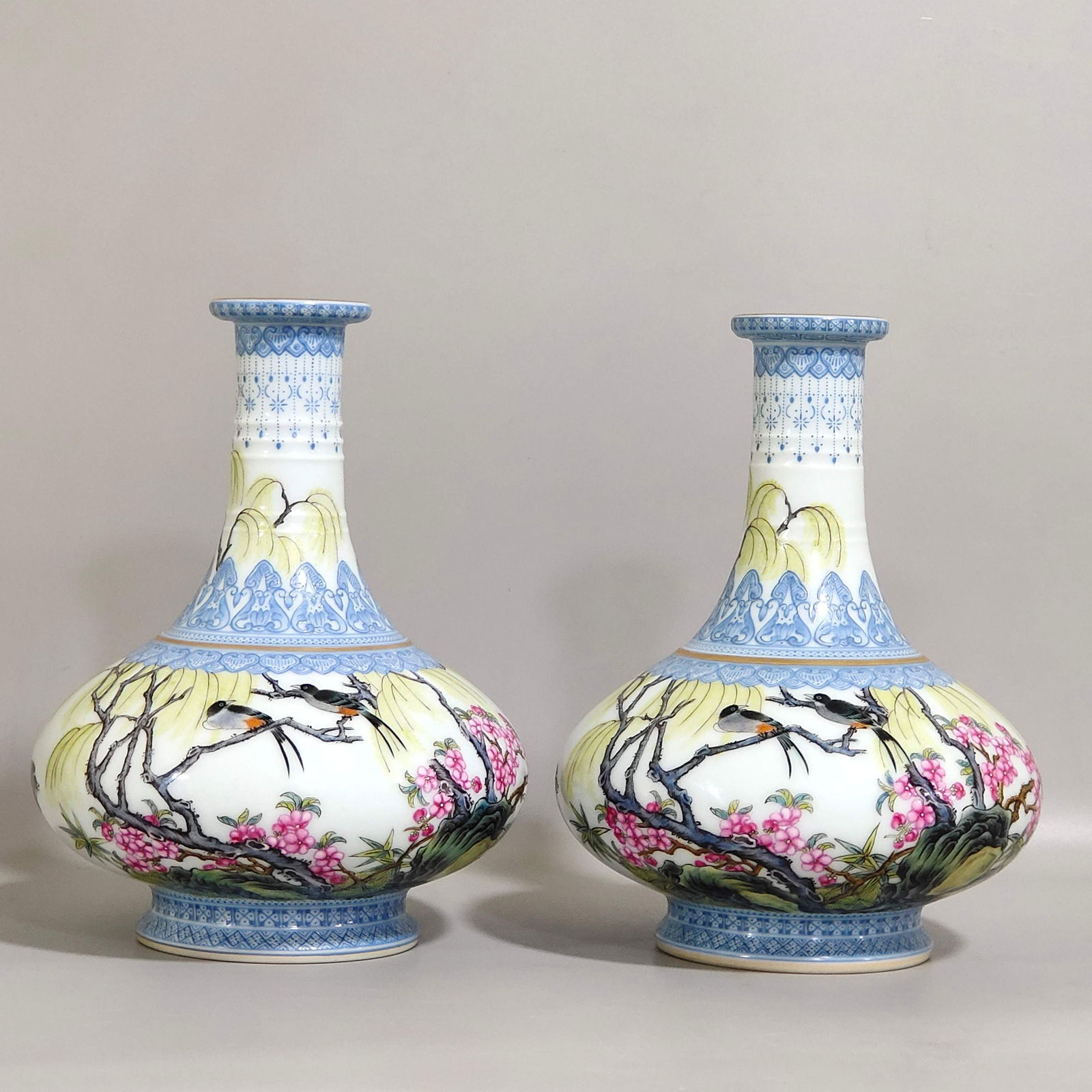 Chinese famille rose porcelain vase pair Qing dynasty Yongzheng Mark & Period: Size: Height 16.5 cm - Width 12 cm Materials: Porcelain Time Period: Qing dynasty Manufactured Date: Yongzheng Mark & Period Object: Chinese Antique ⛨ Purchase With Confidence ✔ Ver