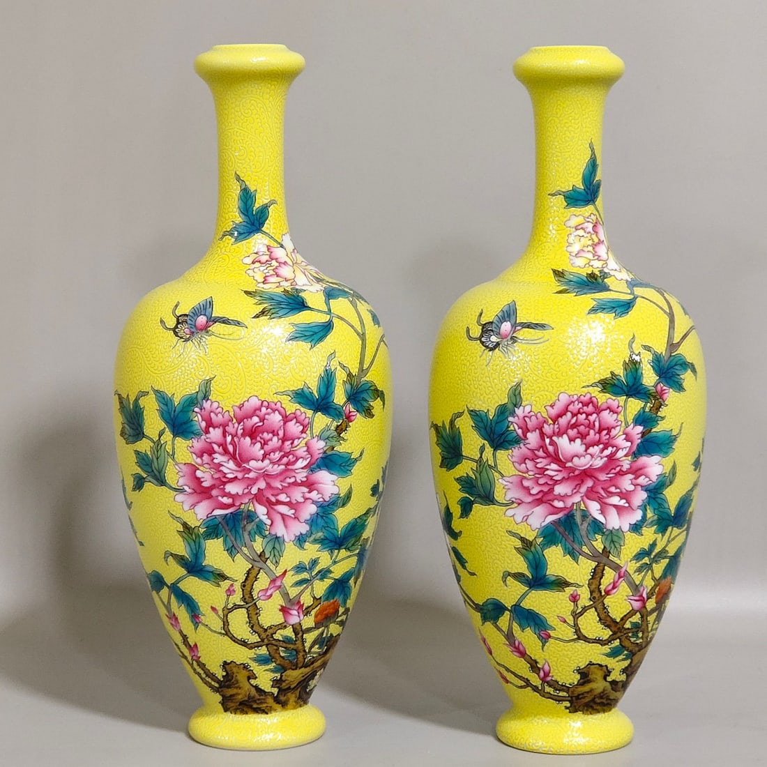 Qing Dynasty Yongzheng lemon yellow glaze peony flower garlic vase (1 of 9)