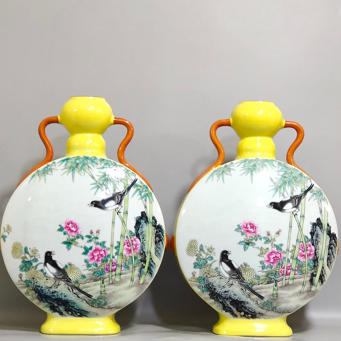 Qing Dynasty Yongzheng lemon yellow glaze flower and bird holding the moon vase (1 of 9)