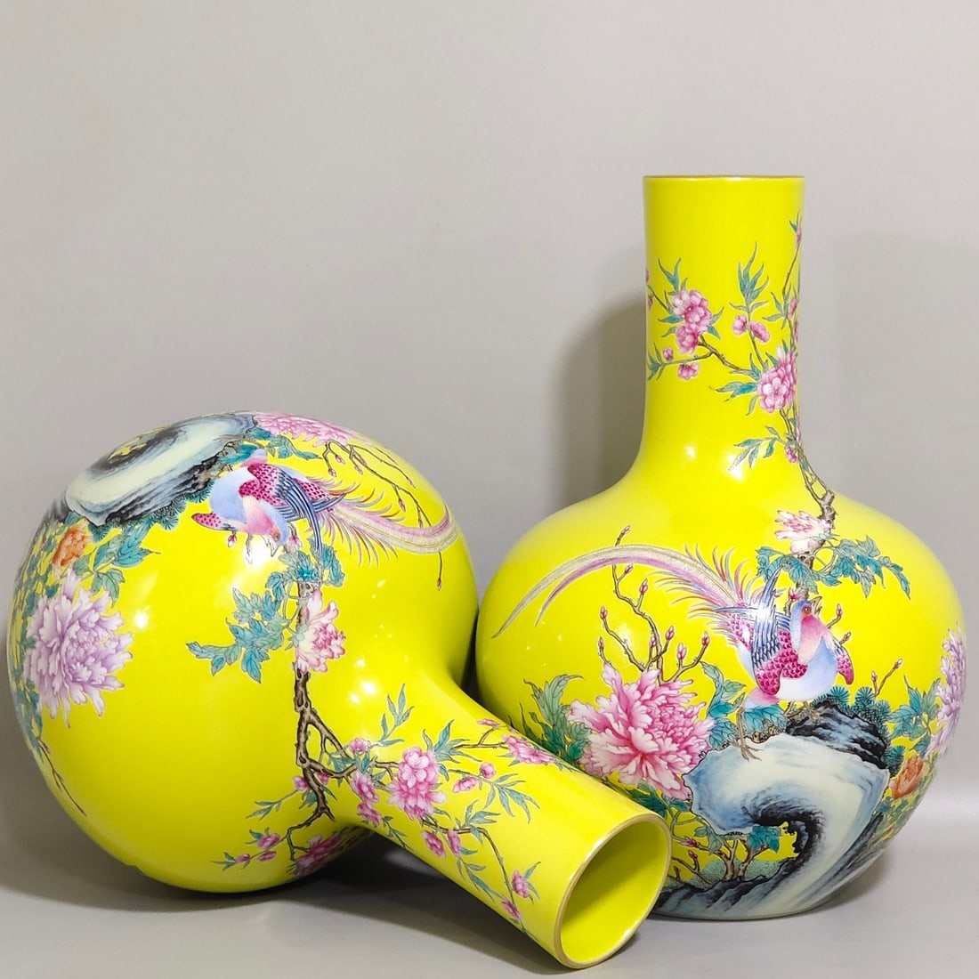 Chinese famille rose porcelain vase pair Qing dynasty Yongzheng Mark & Period: Size: Height 22.5 cm - Width 14 cm Materials: Porcelain Time Period: Qing dynasty Manufactured Date: Yongzheng Mark & Period Object: Chinese Antique ⛨ Purchase With Confidence ✔ Ver