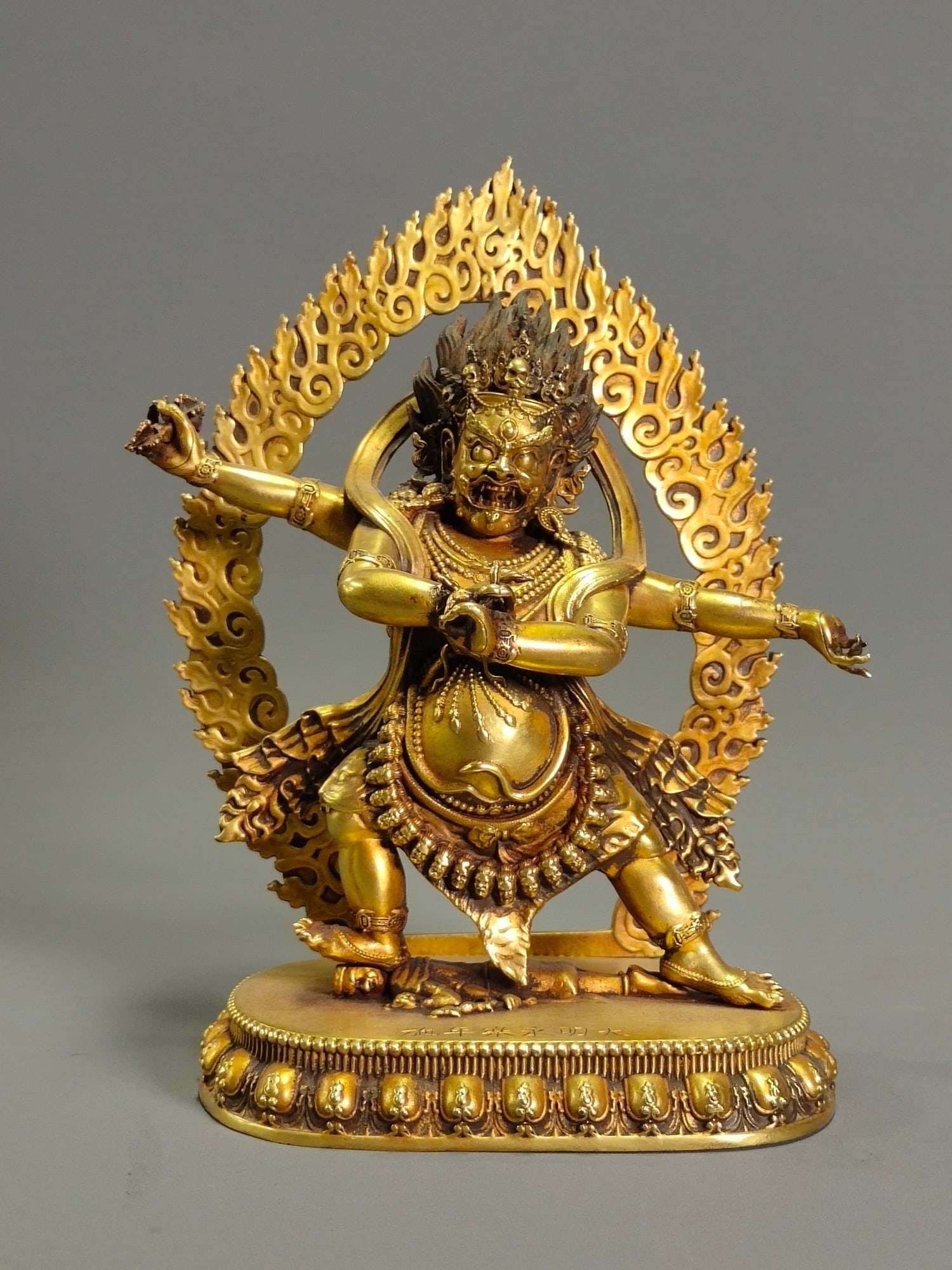 Chinese gilt bronze buddha figure Qing dynasty: Size: Height 17.5 cm - Width 14 cm Materials: Gilt Bronze Time Period: Qing dynasty Manufactured Date: Qianlong Period Object: Chinese Antique ⛨ Purchase With Confidence ✔ Verified